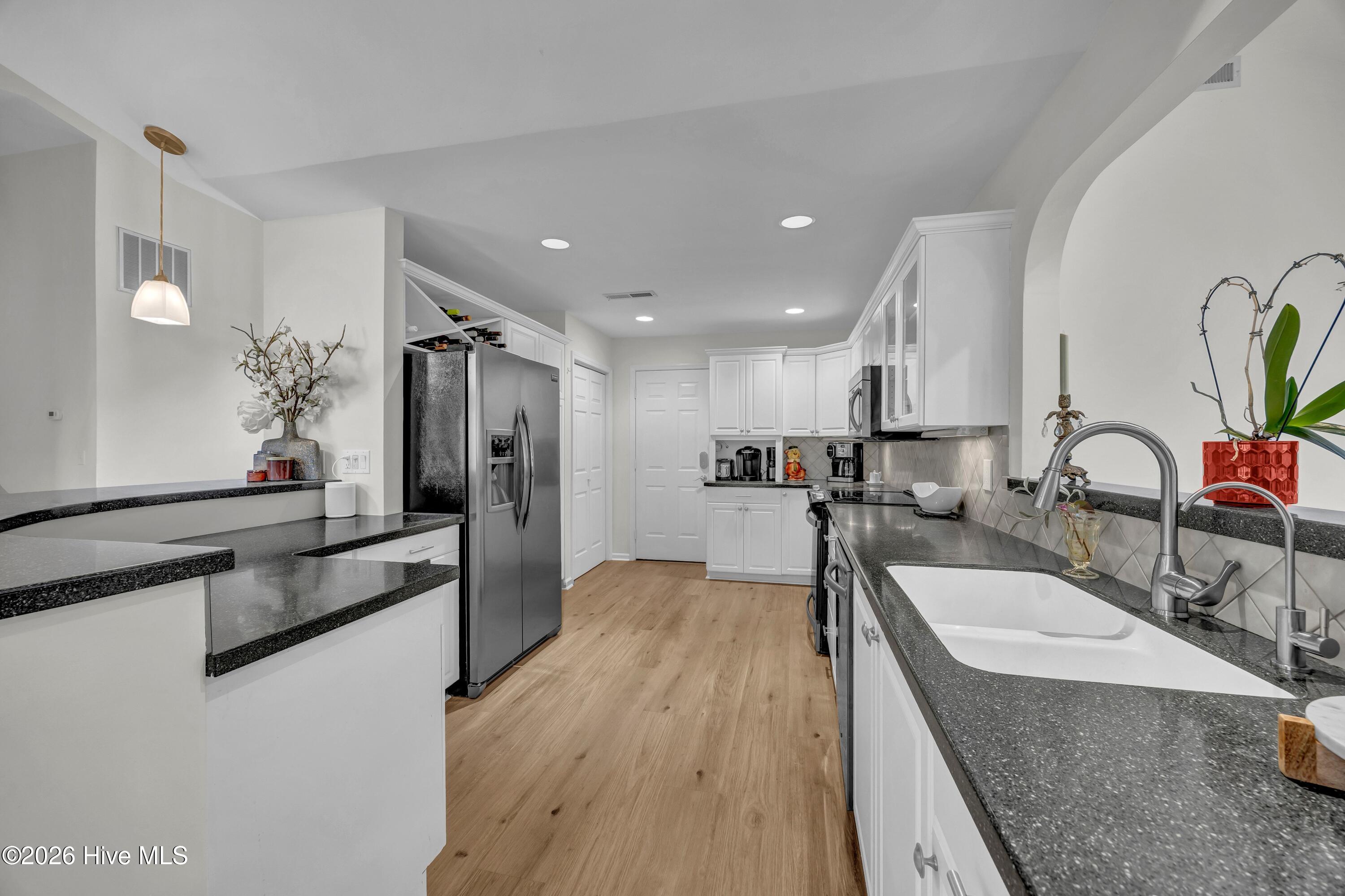 100549096 | Photo 11