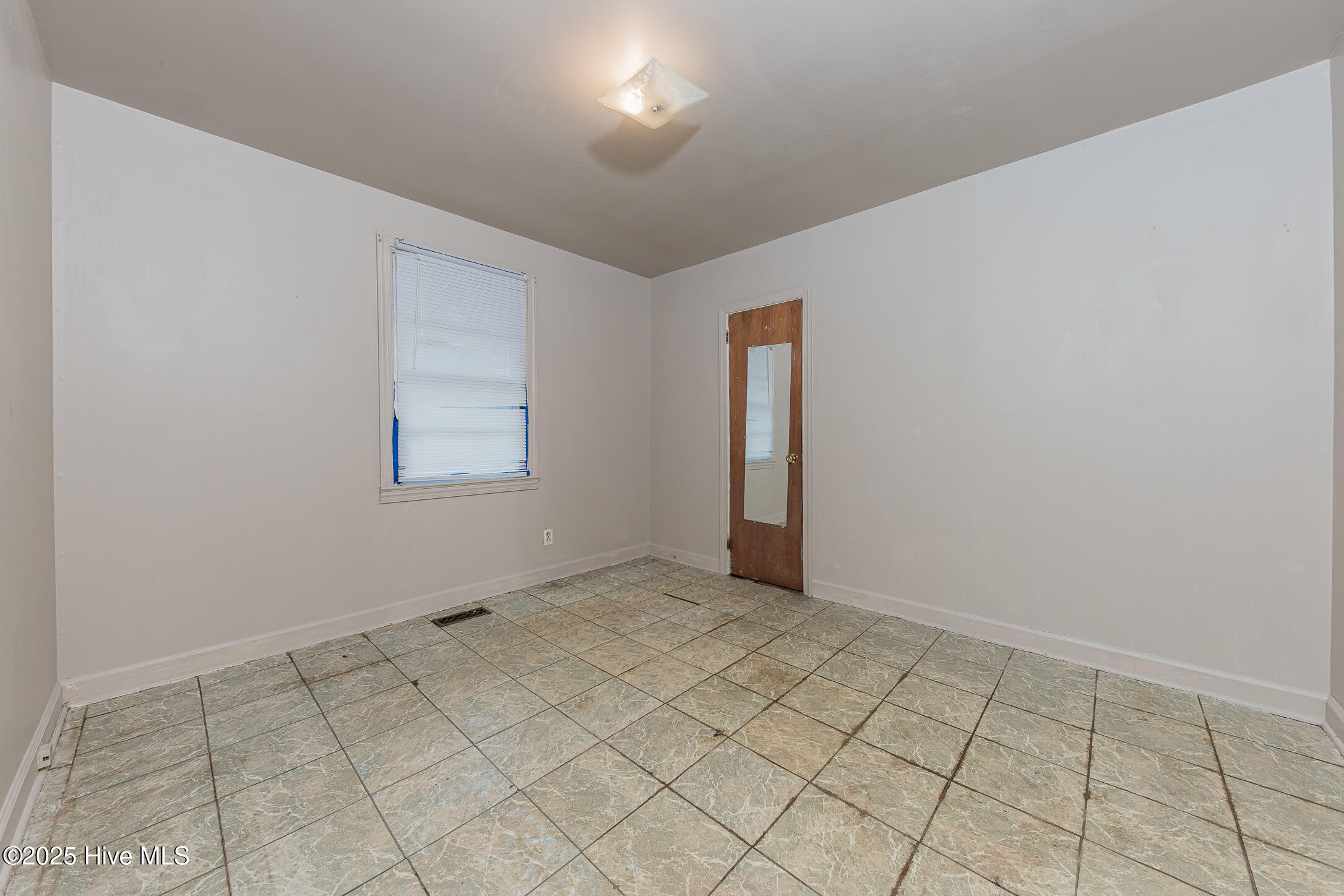 100523491 | Photo 25