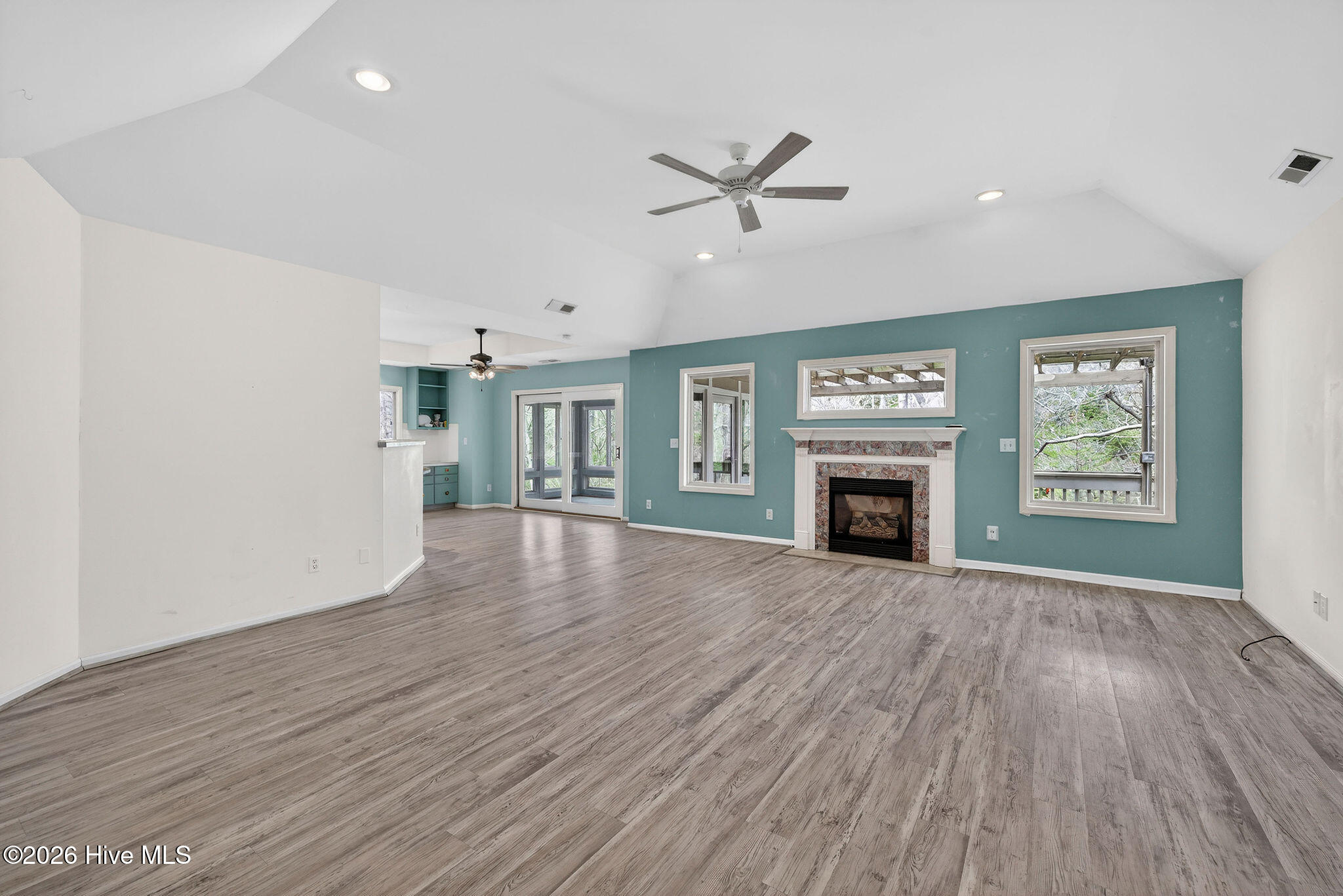 100556345 | Photo 31