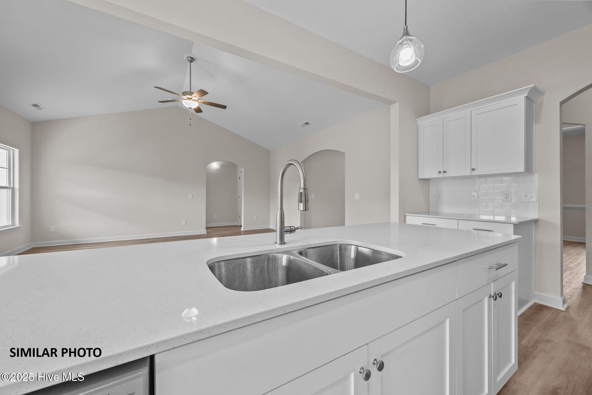 100536105 | Photo 11