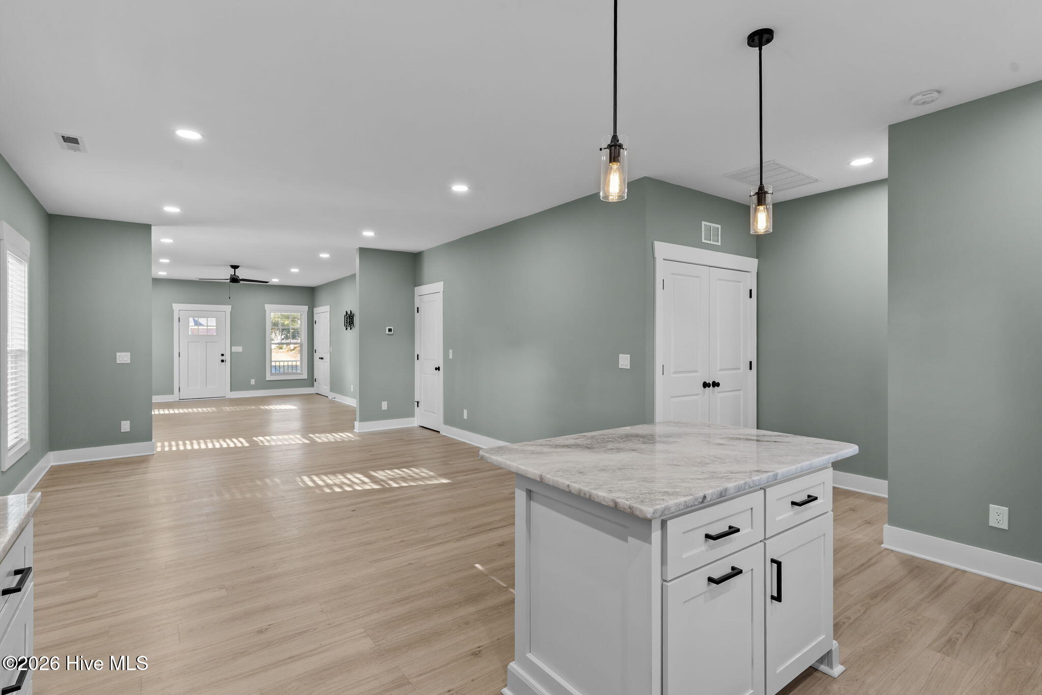 100548399 | Photo 29