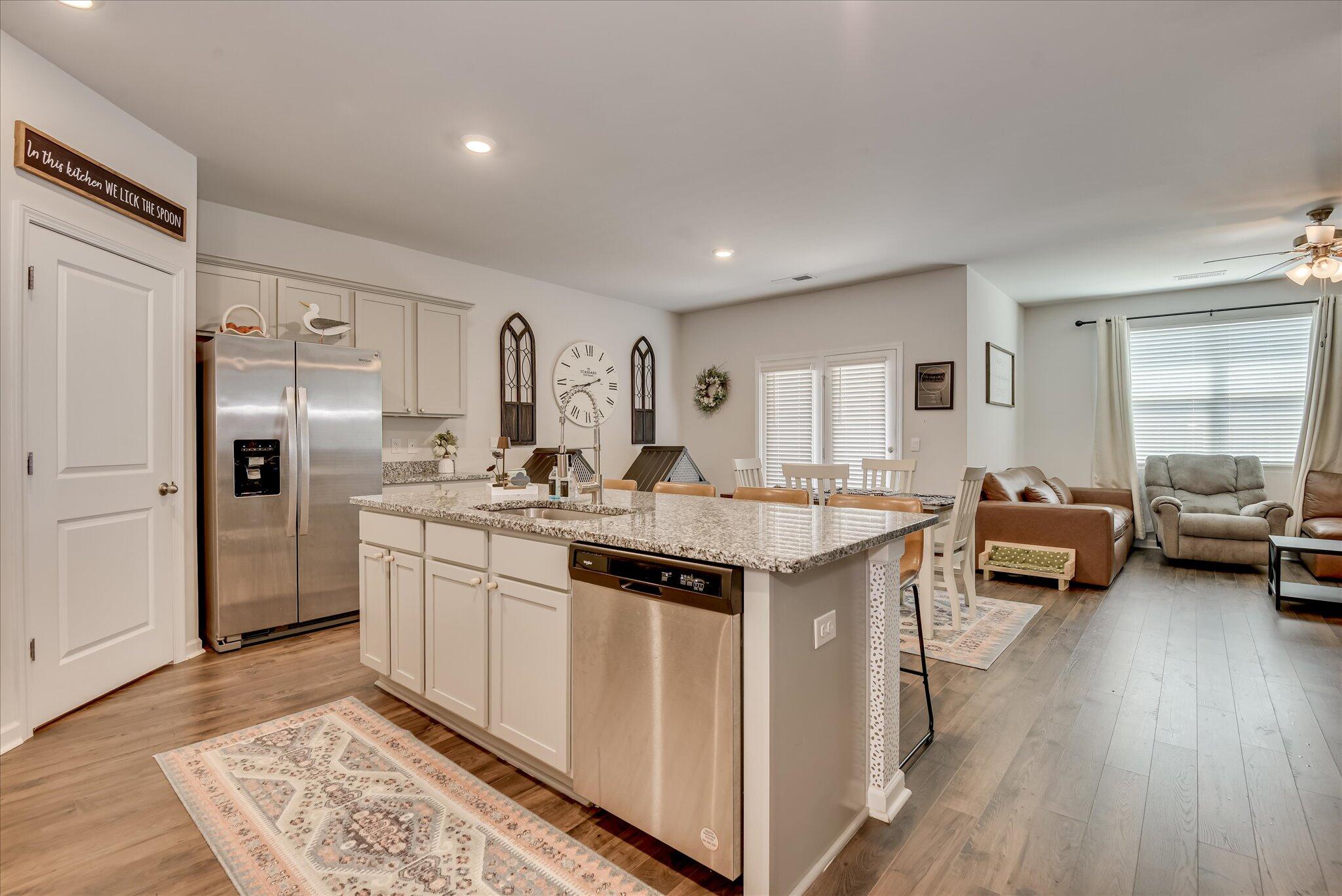 Open Floor Plan Kitchen & Eat-In Kitchen