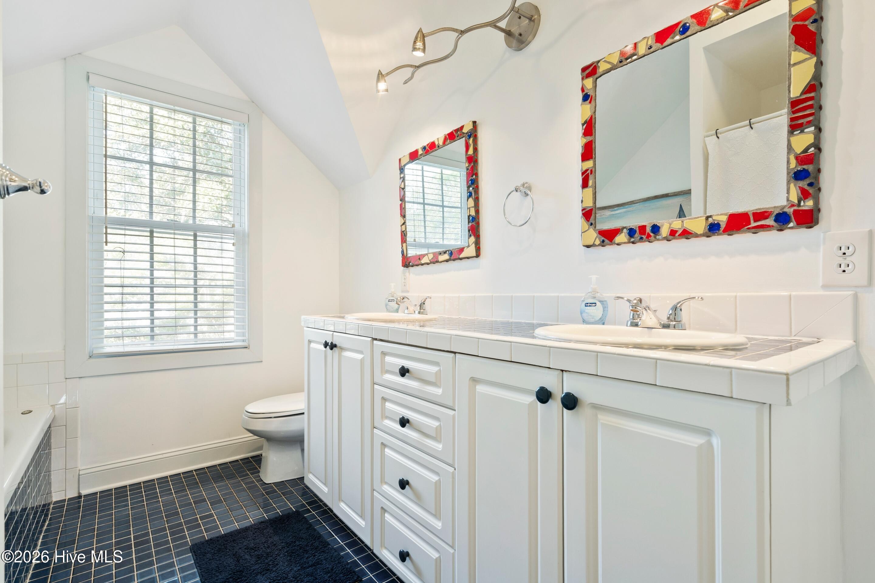 100549187 | Photo 53