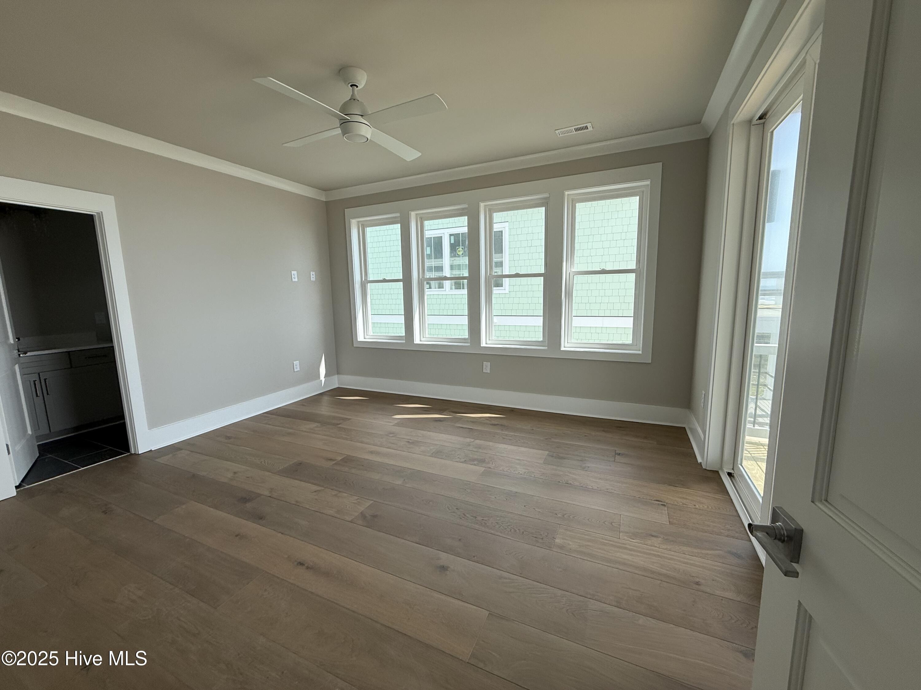 100498103 | Photo 56