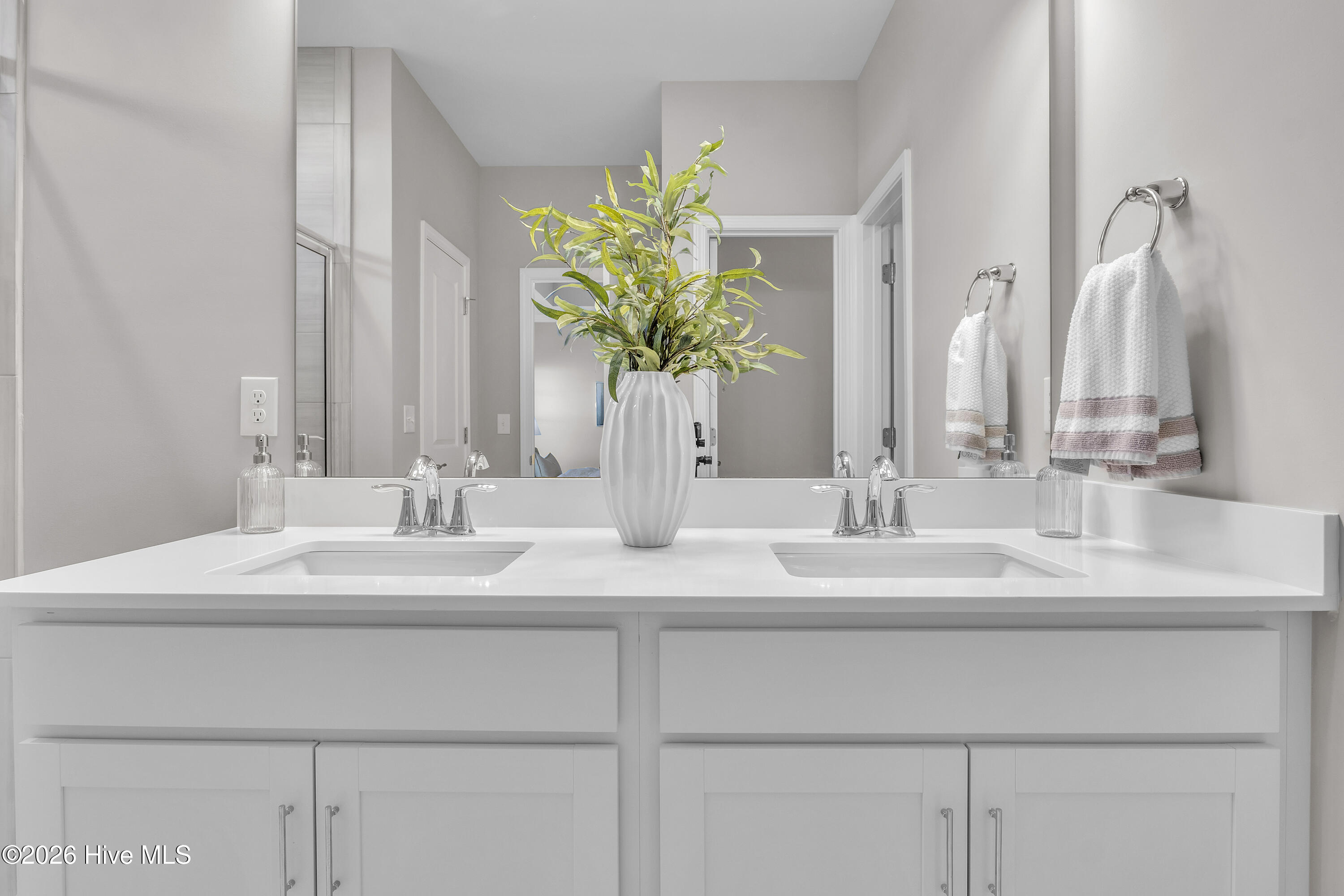 100561005 | Photo 34