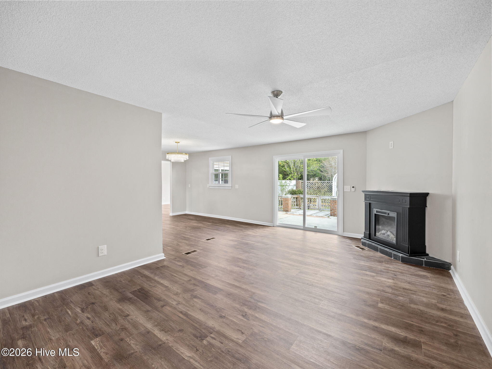 100564387 | Photo 11