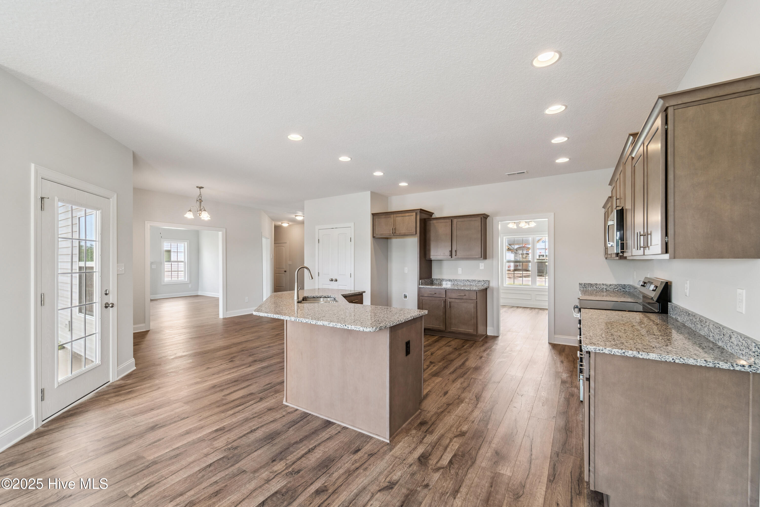 100505729 | Photo 15