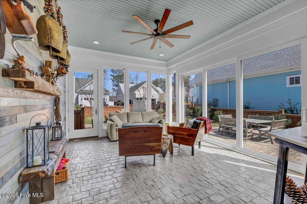 100561379 | Photo 48