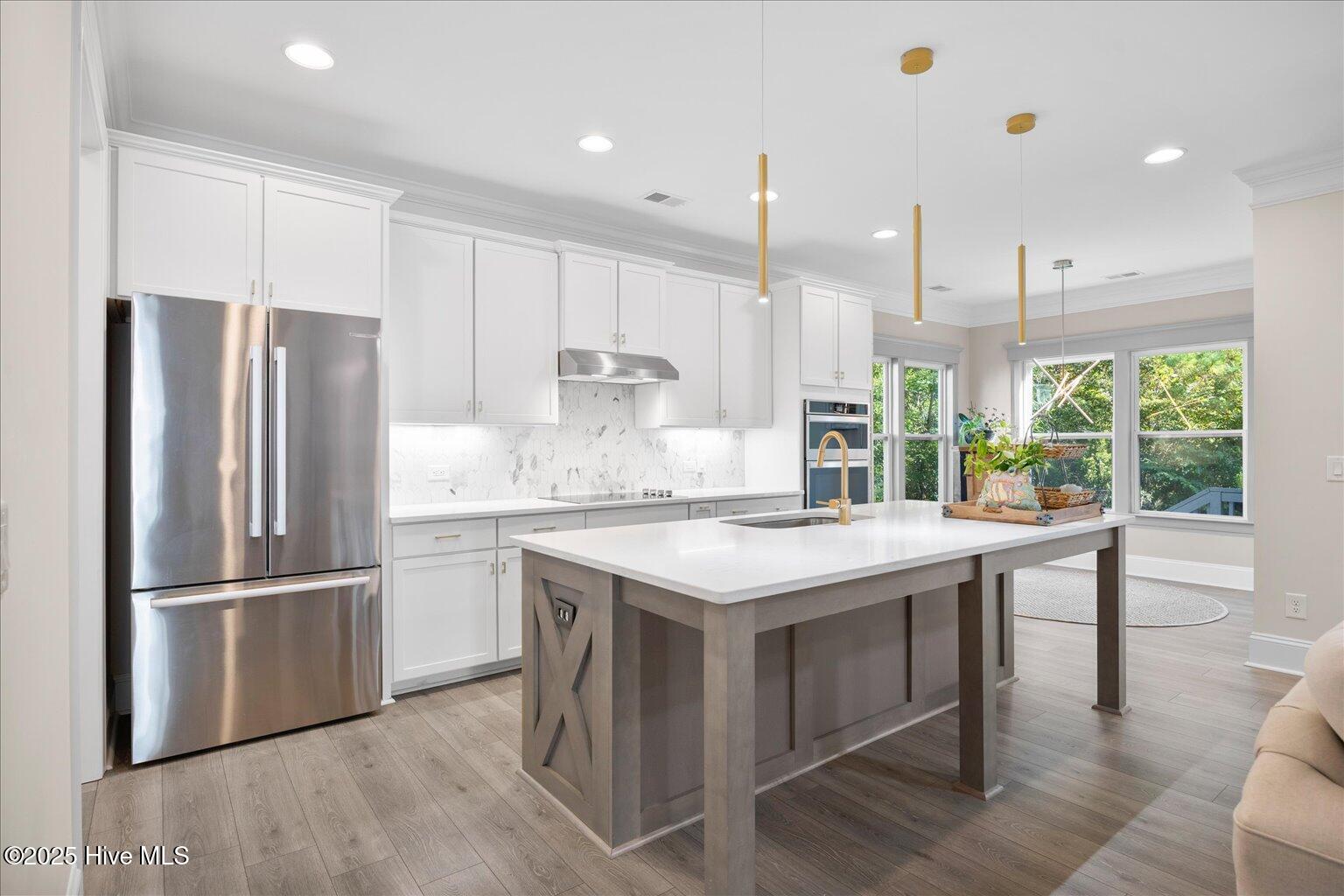 100533104 | Photo 15