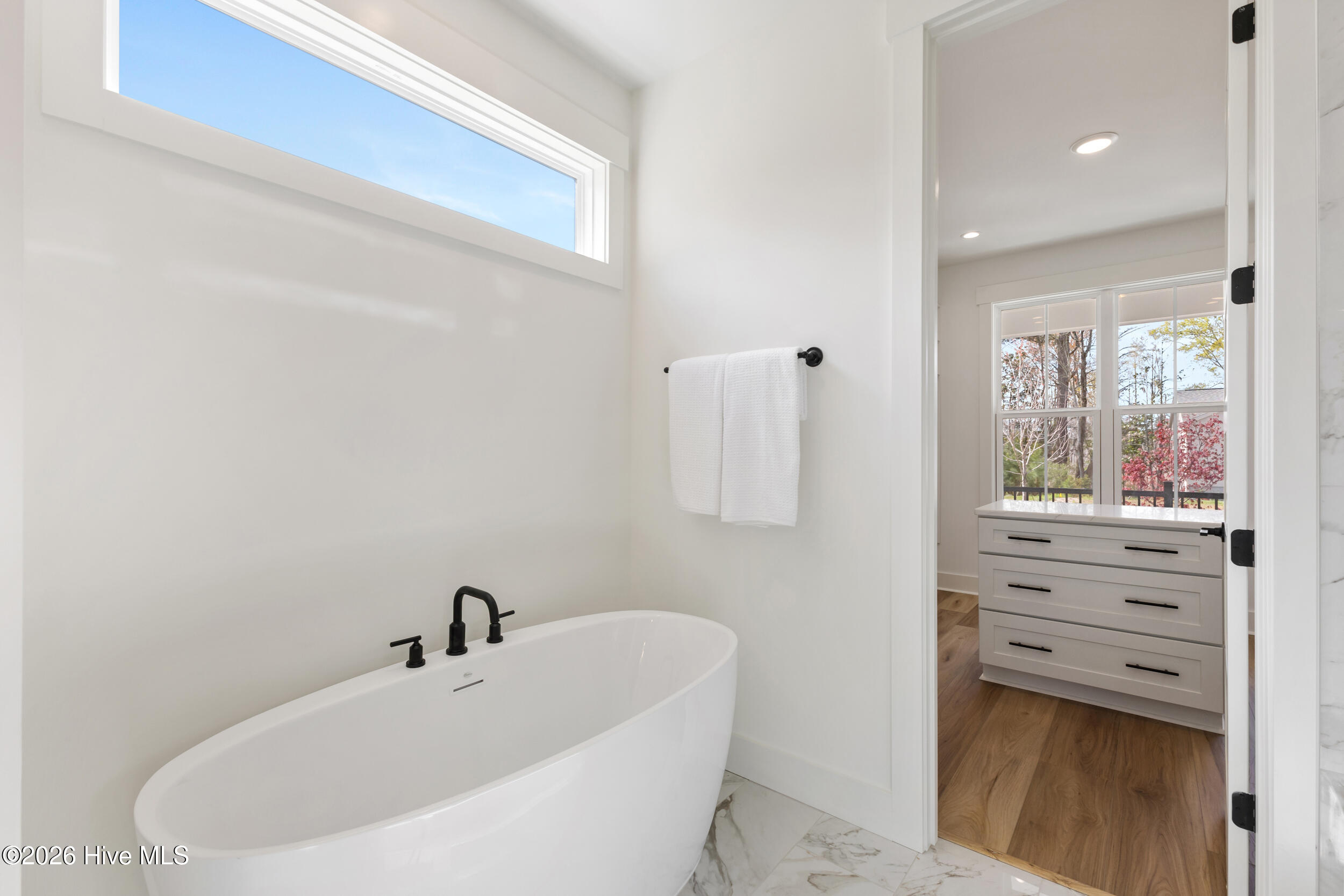 100561477 | Photo 27