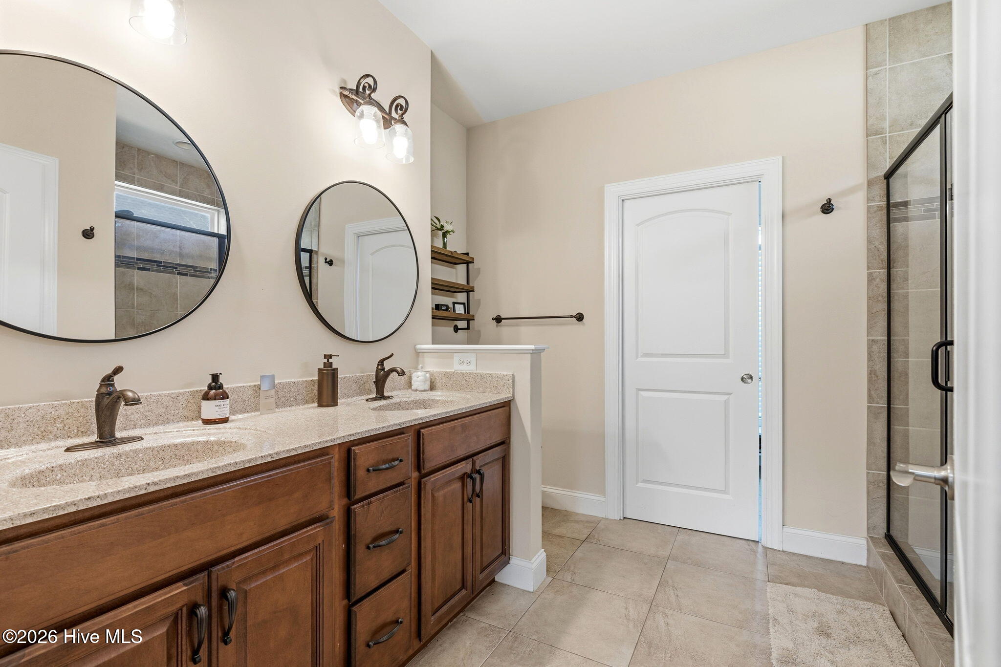 100560327 | Photo 18