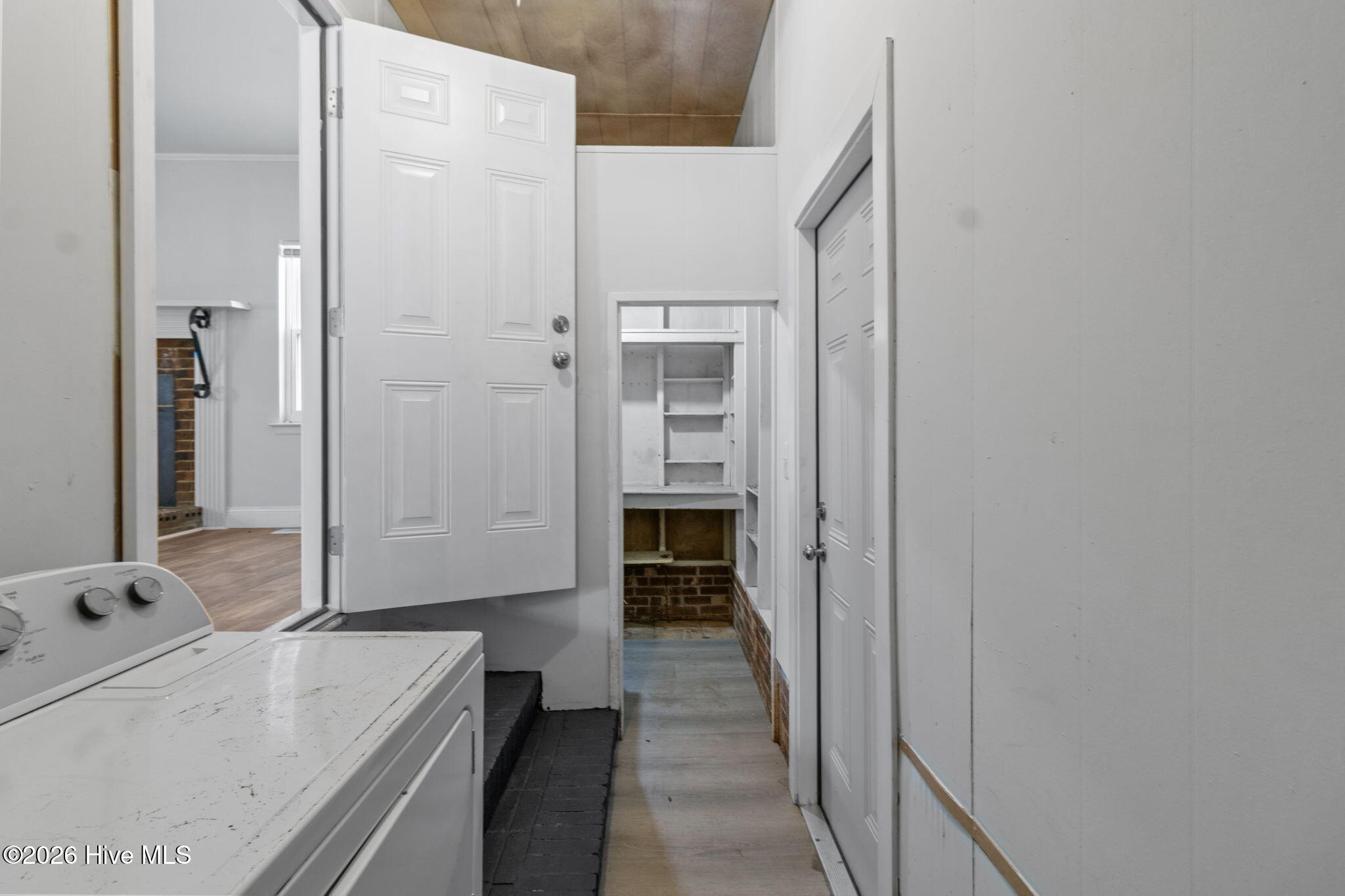 100561705 | Photo 14