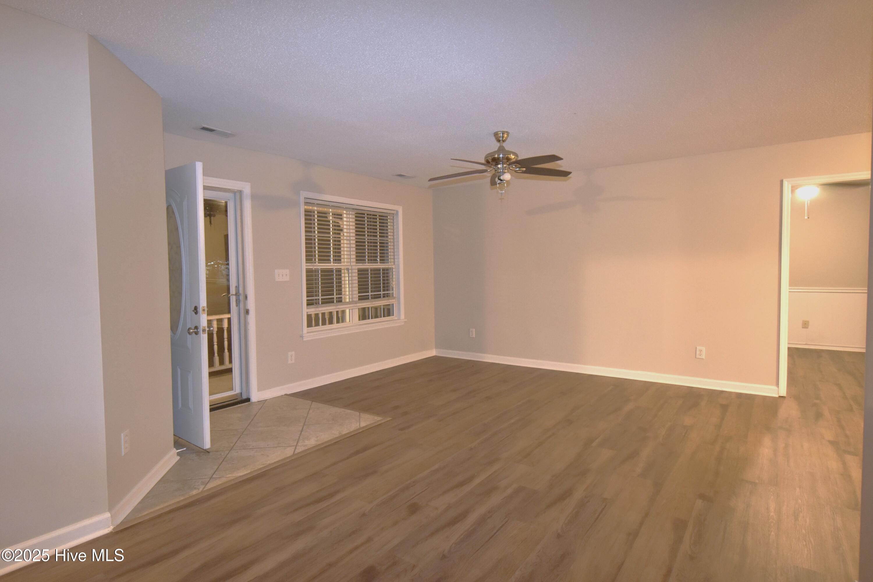 100558386 | Photo 11