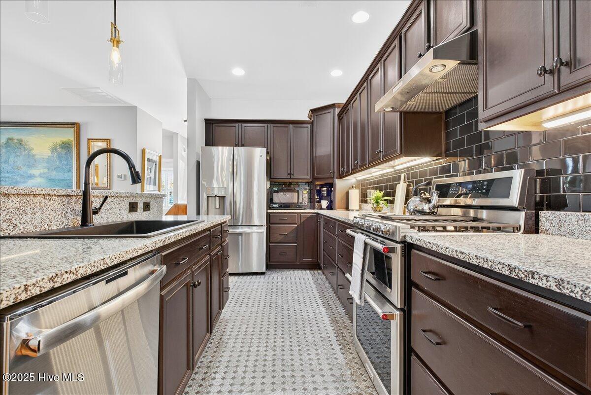 100541263 | Photo 12