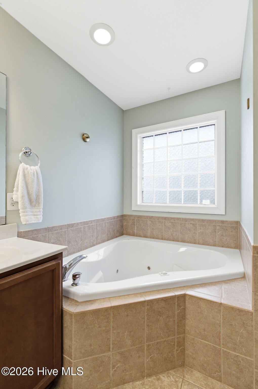 100561216 | Photo 26