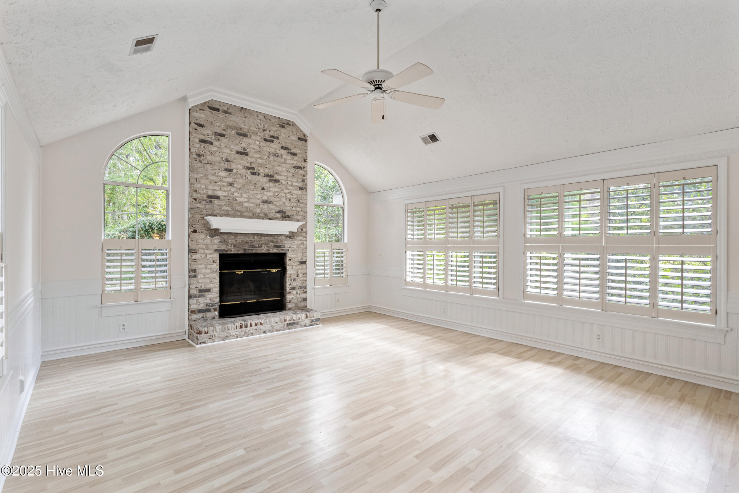 100531370 | Photo 26