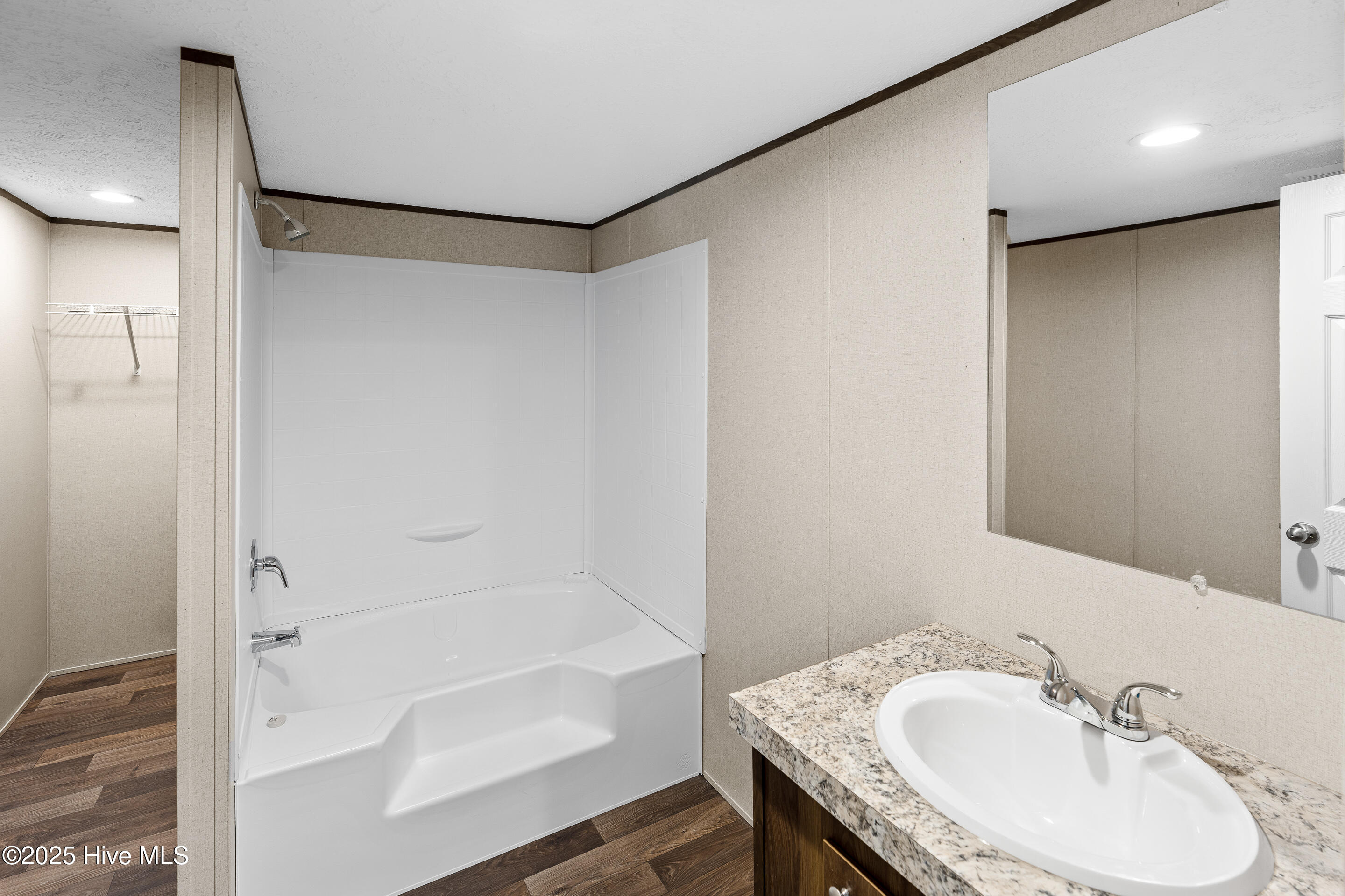 100532325 | Photo 24