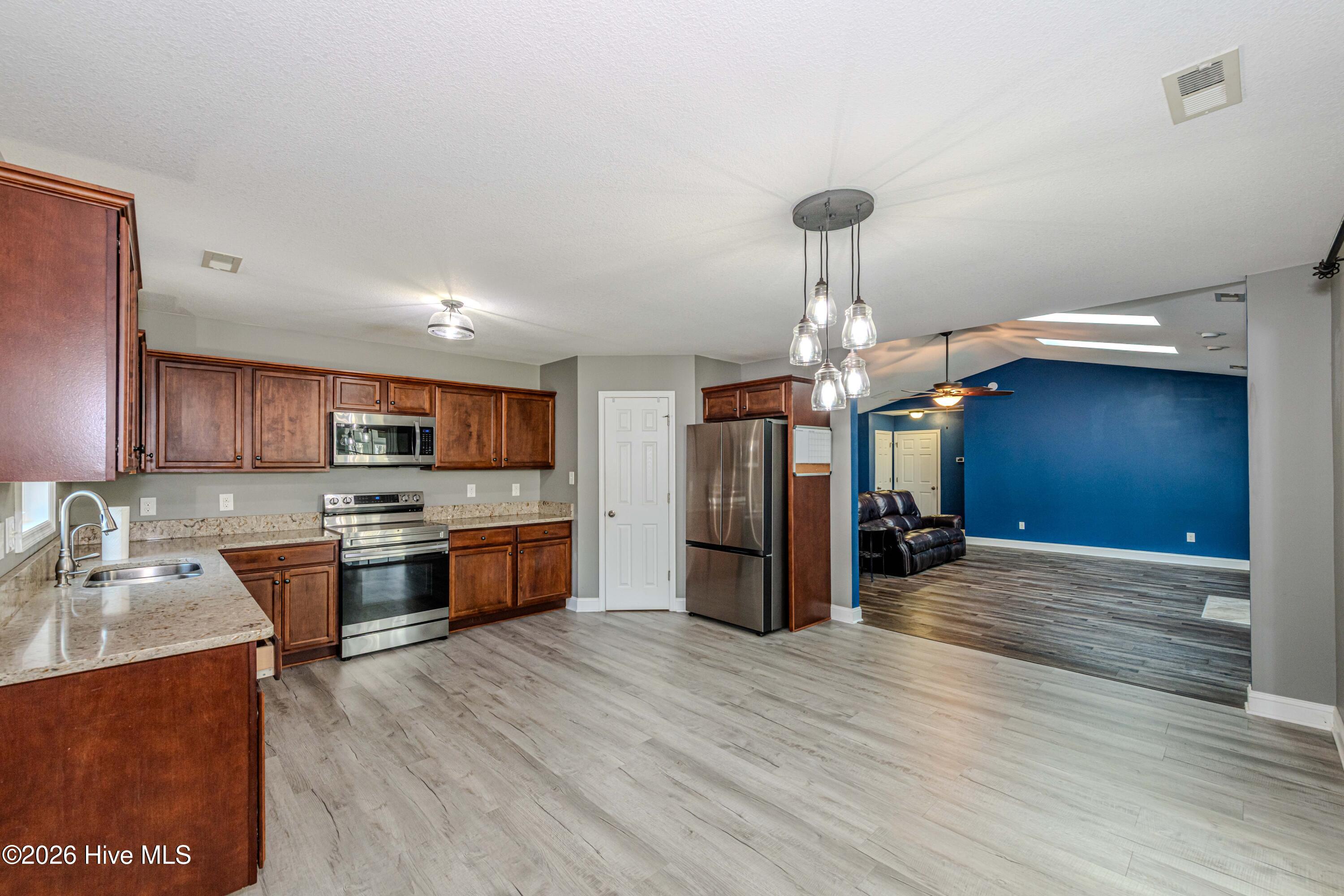 100563083 | Photo 13