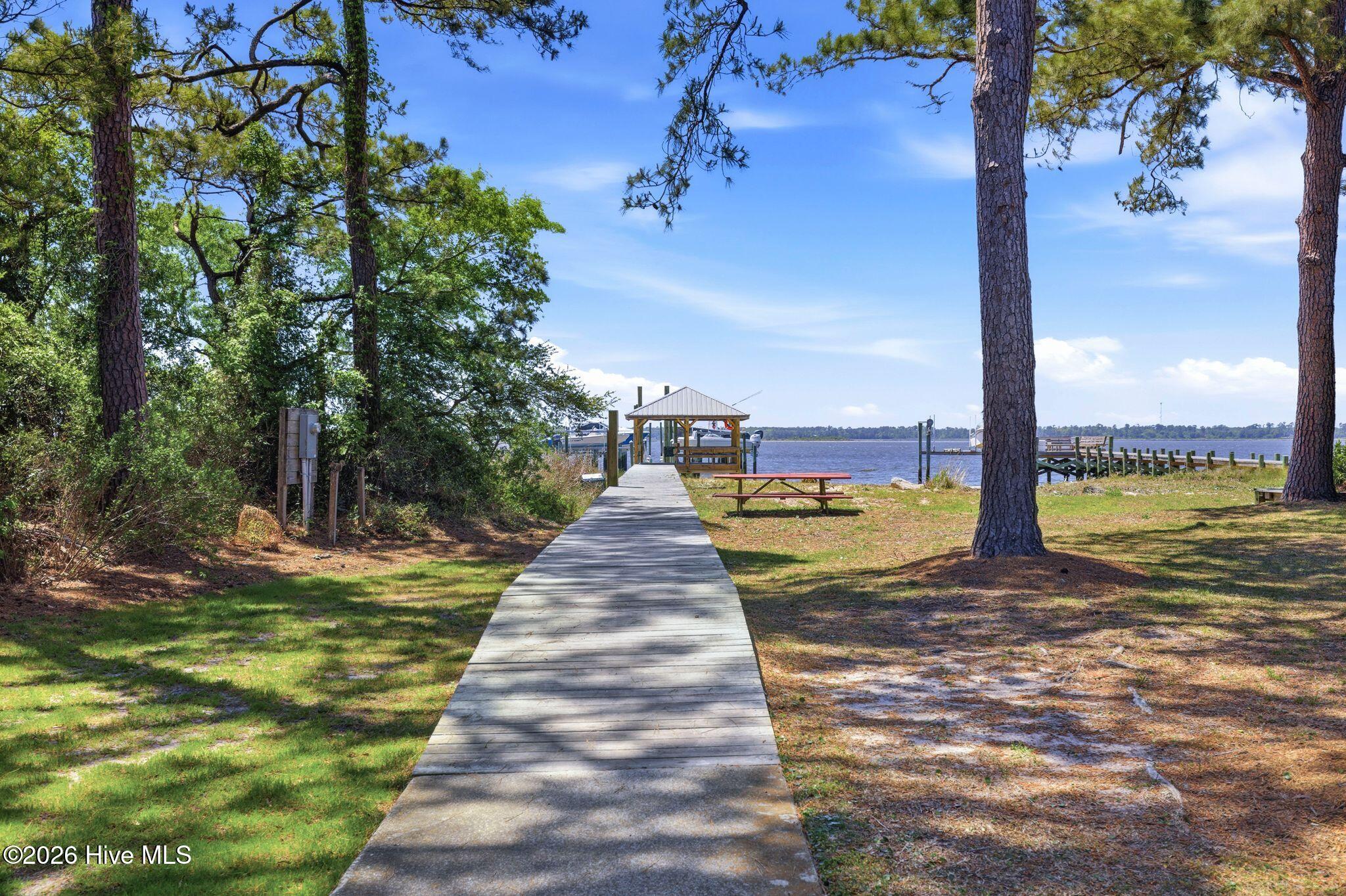 100568012 | Photo 95