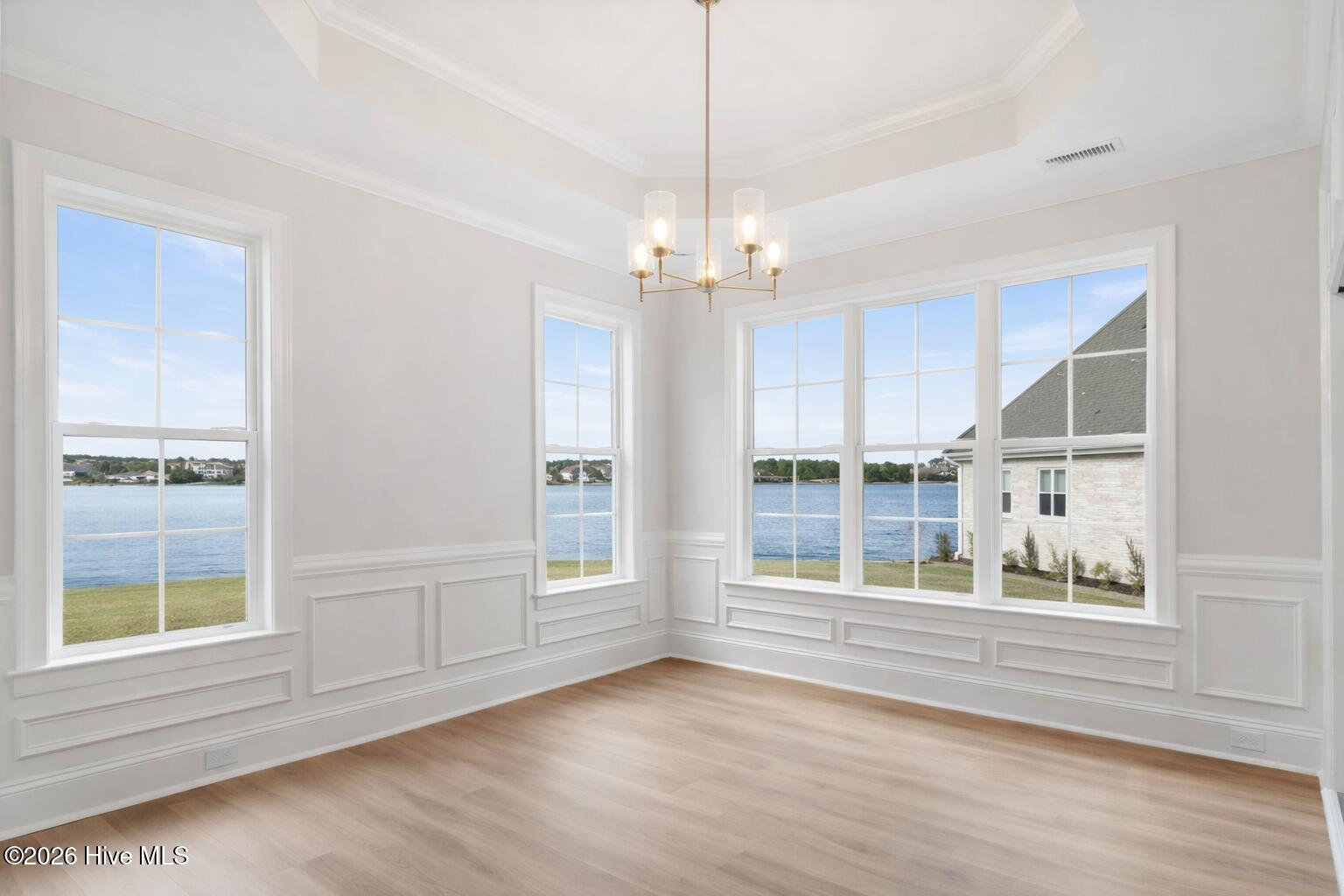 100556989 | Photo 23