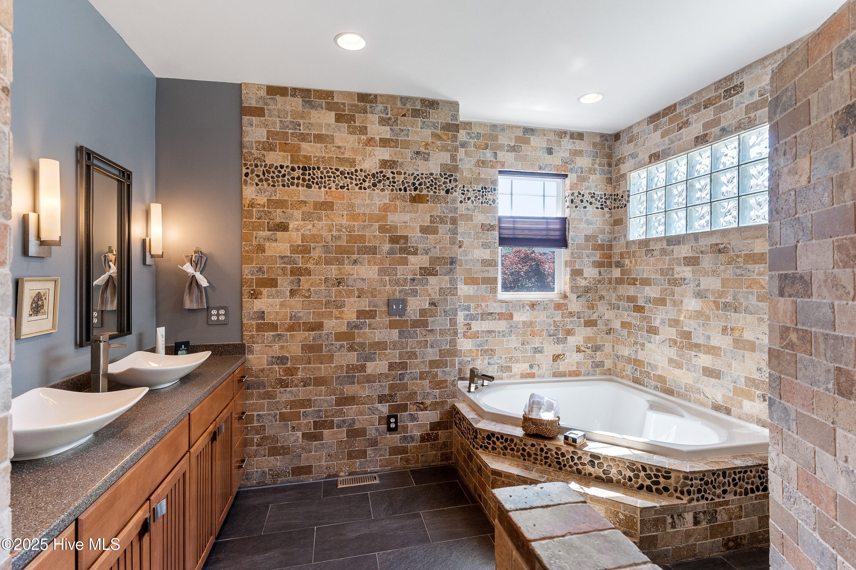 100505939 | Photo 29