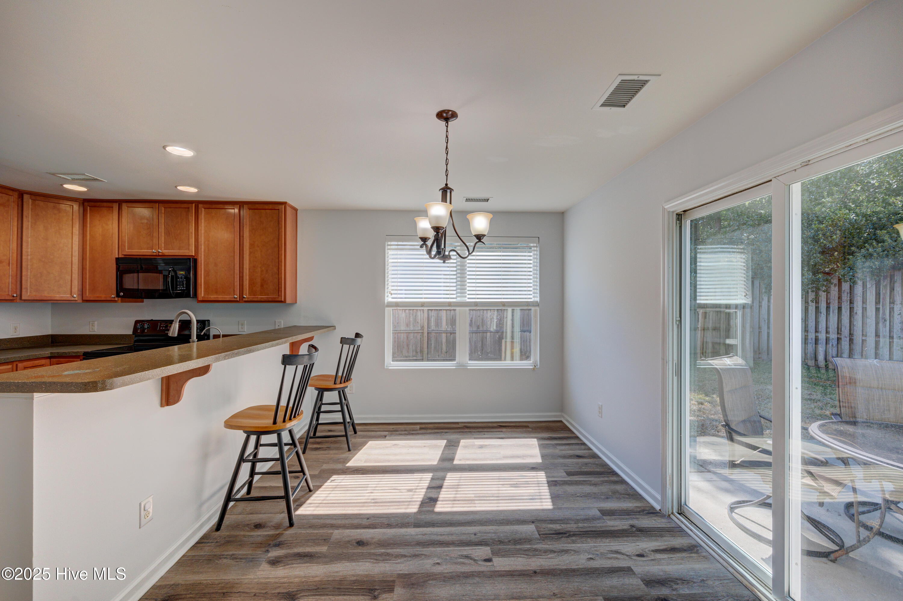 100530947 | Photo 13