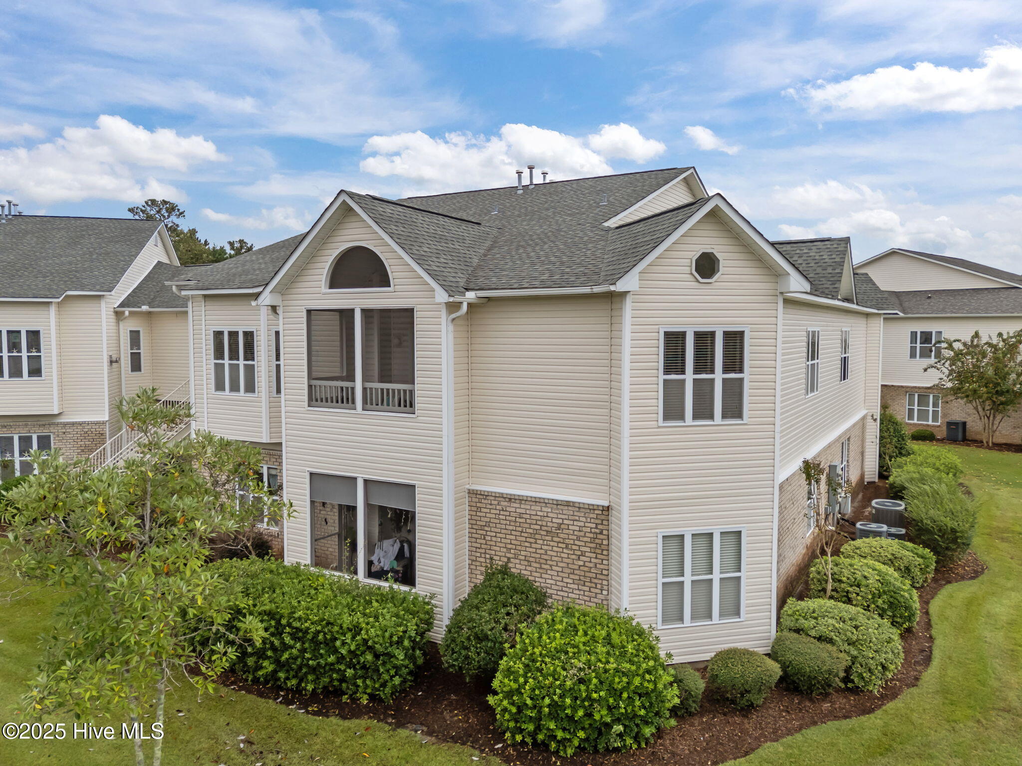 100532353 | Photo 43