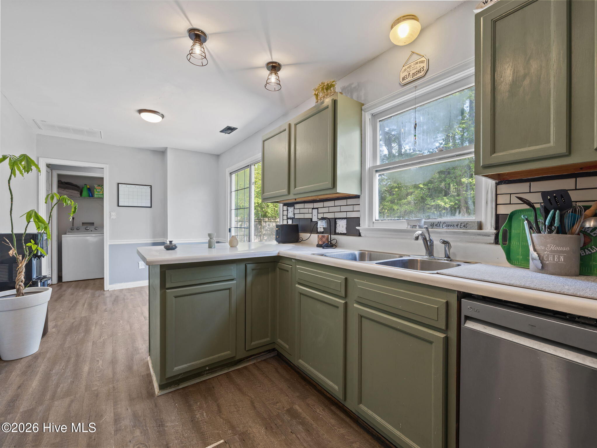 100567530 | Photo 11