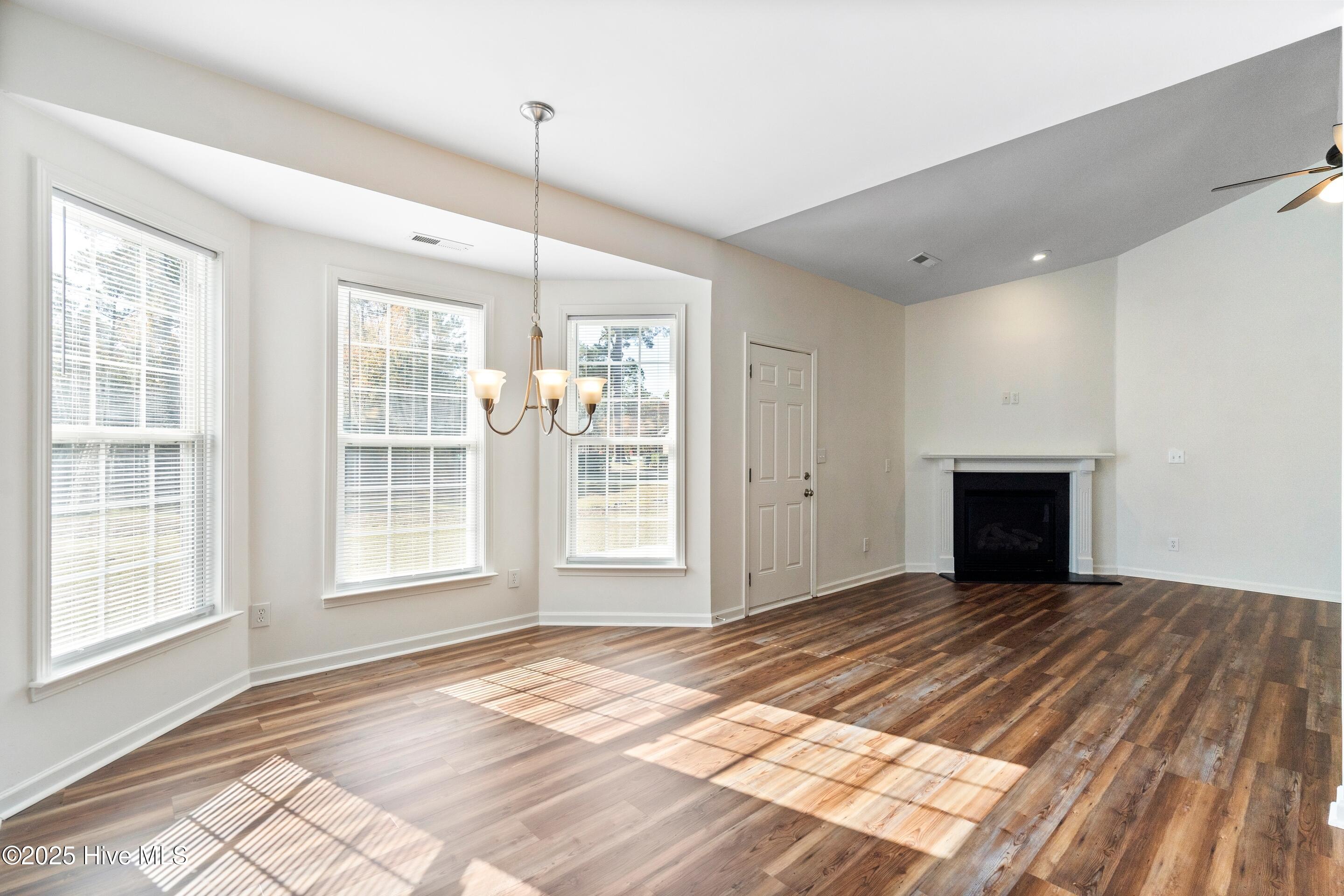 100542341 | Photo 23