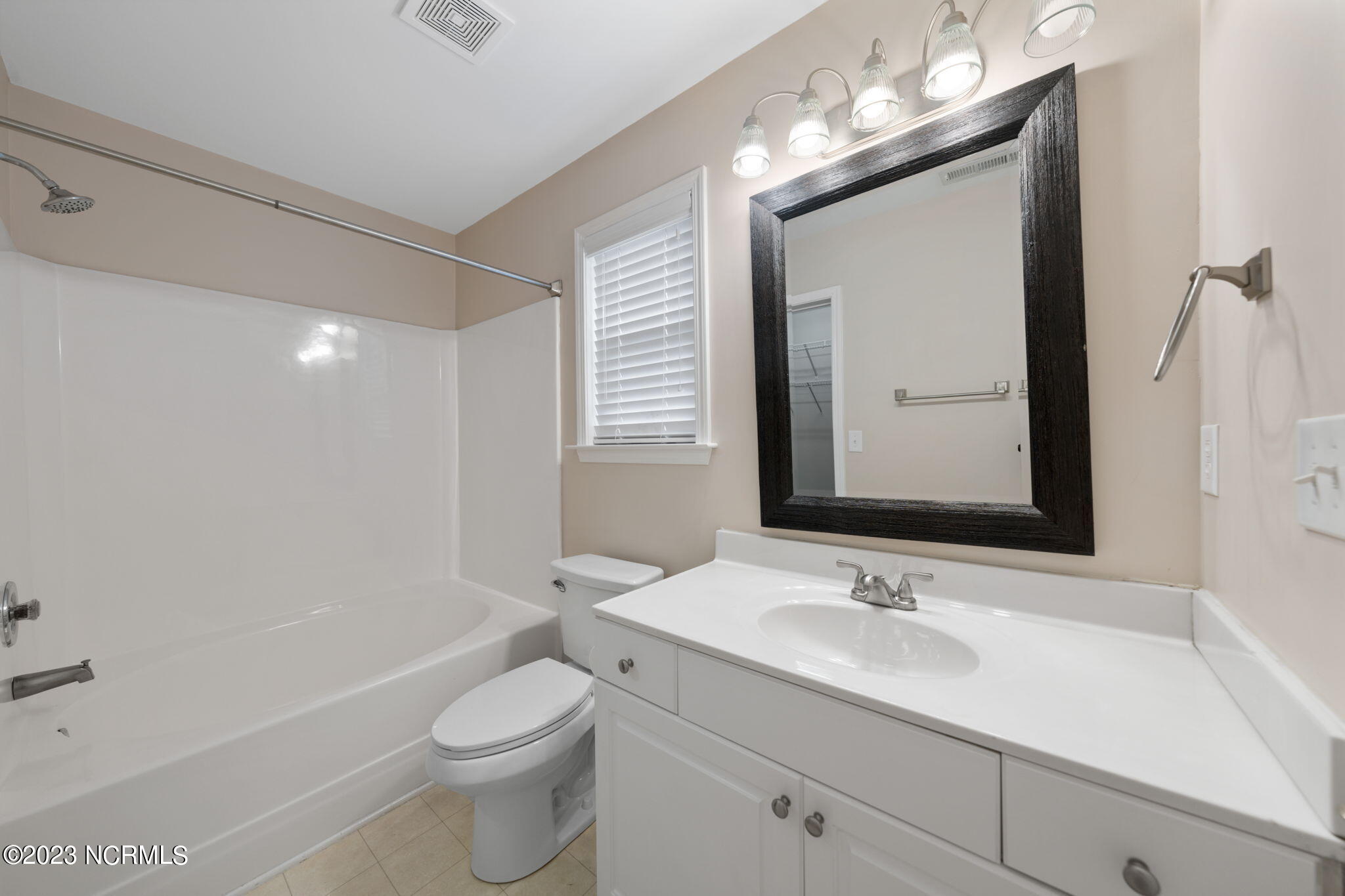 100569338 | Photo 15