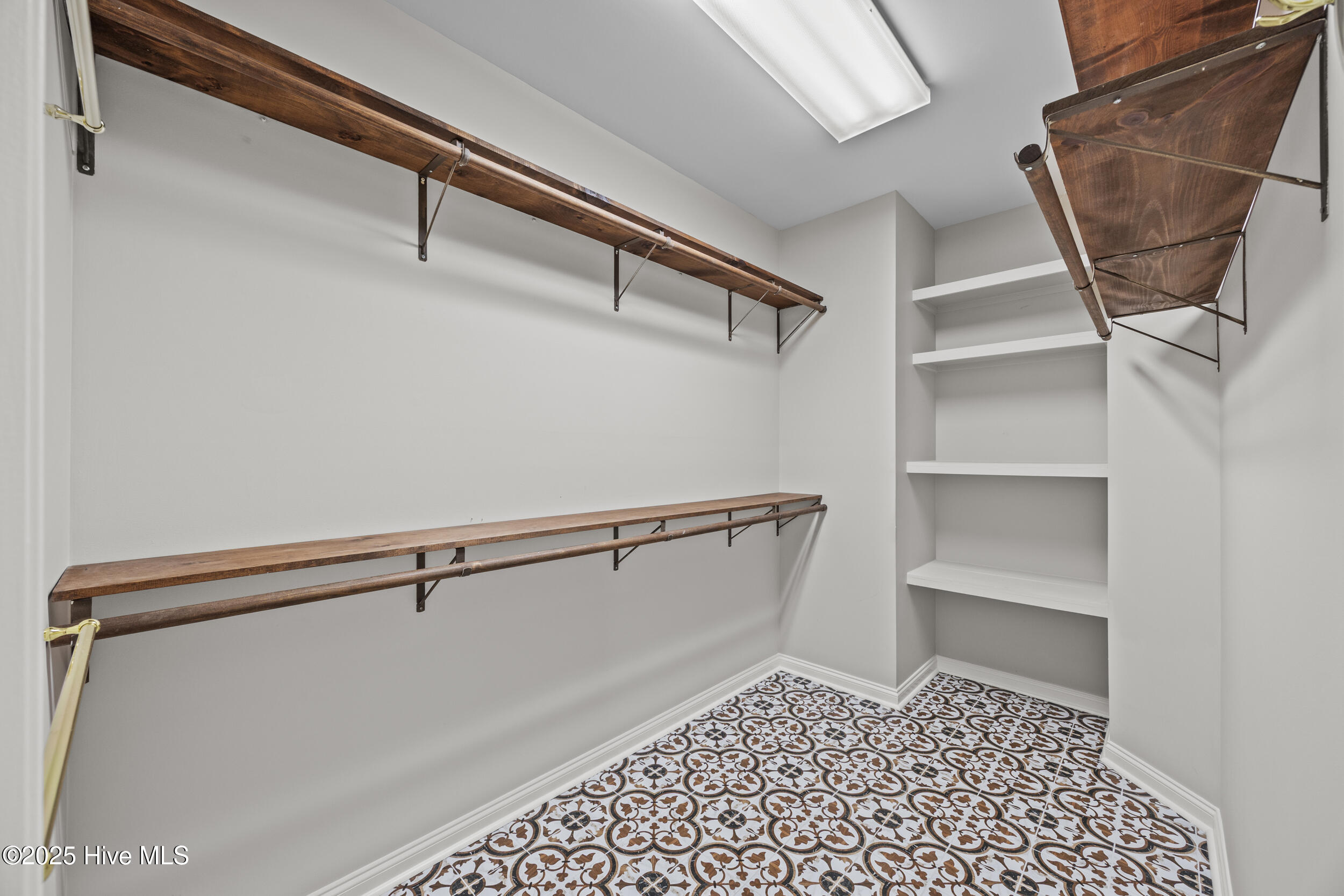 100519629 | Photo 36