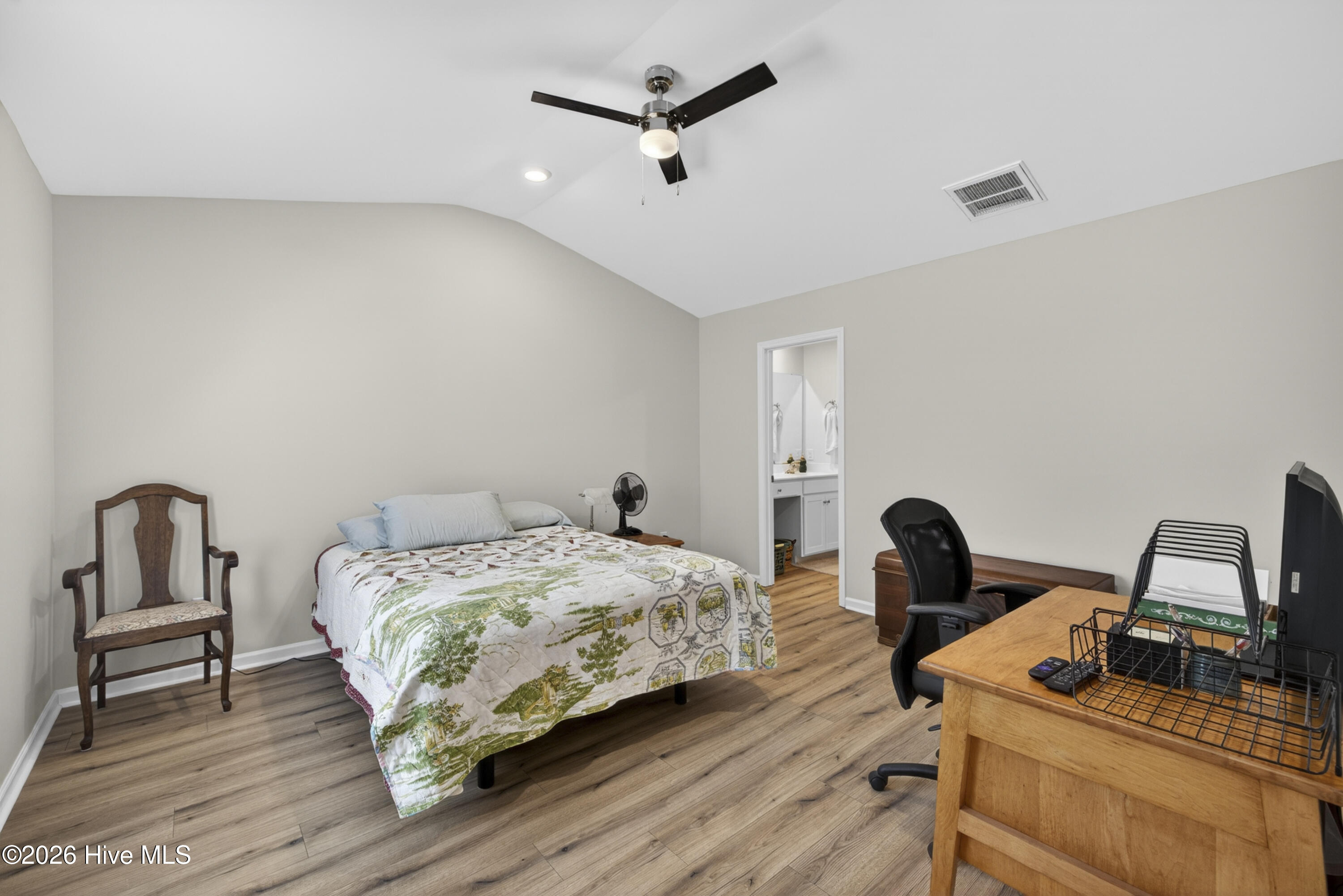 100570076 | Photo 32