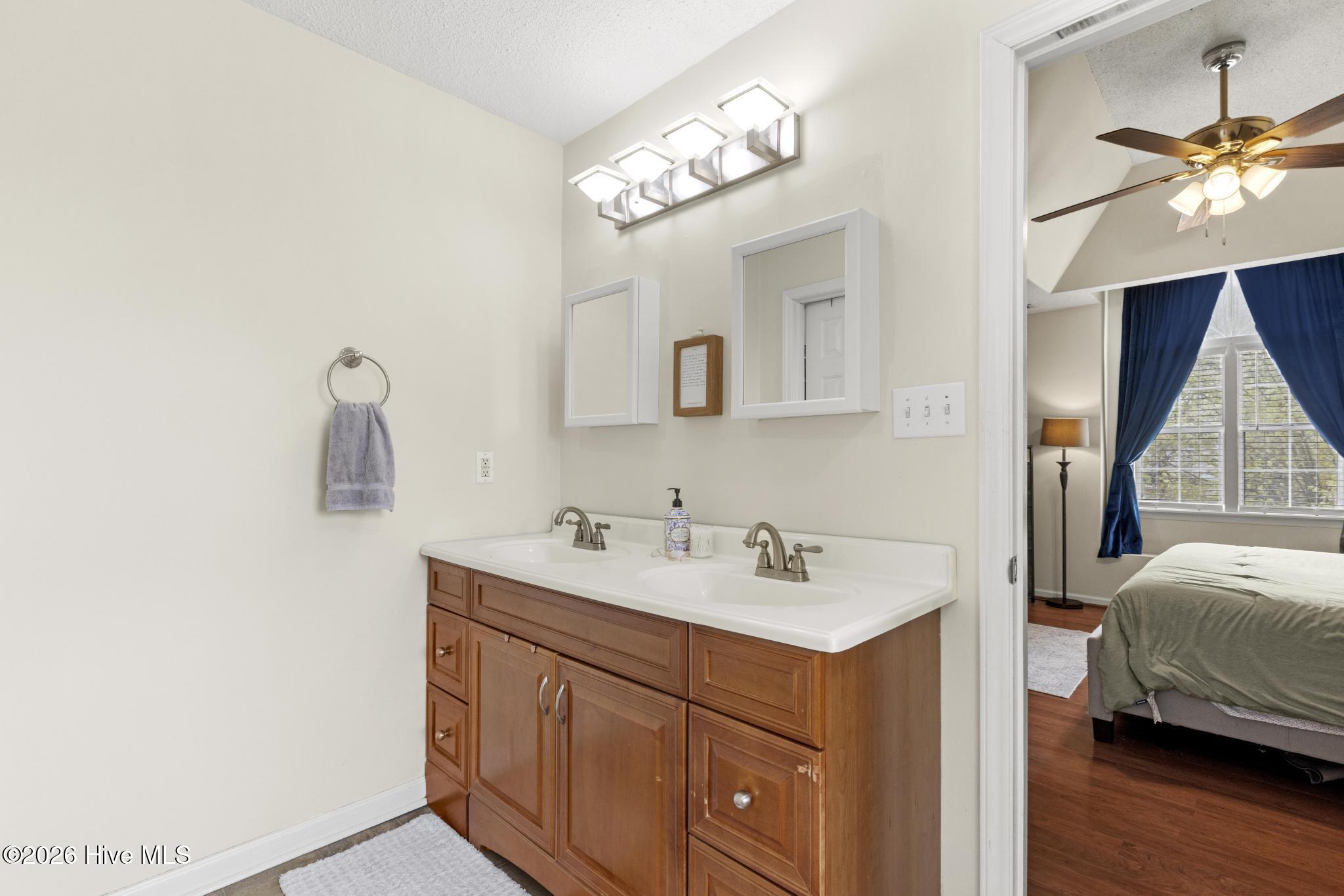 100560413 | Photo 18