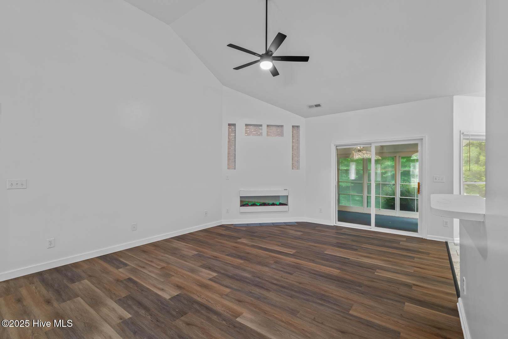 100544064 | Photo 11