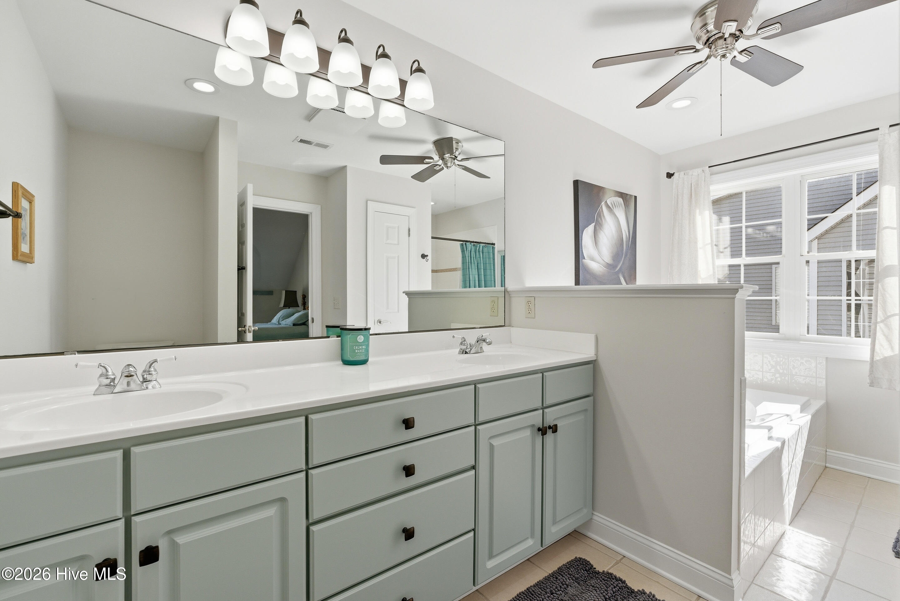 100561643 | Photo 41