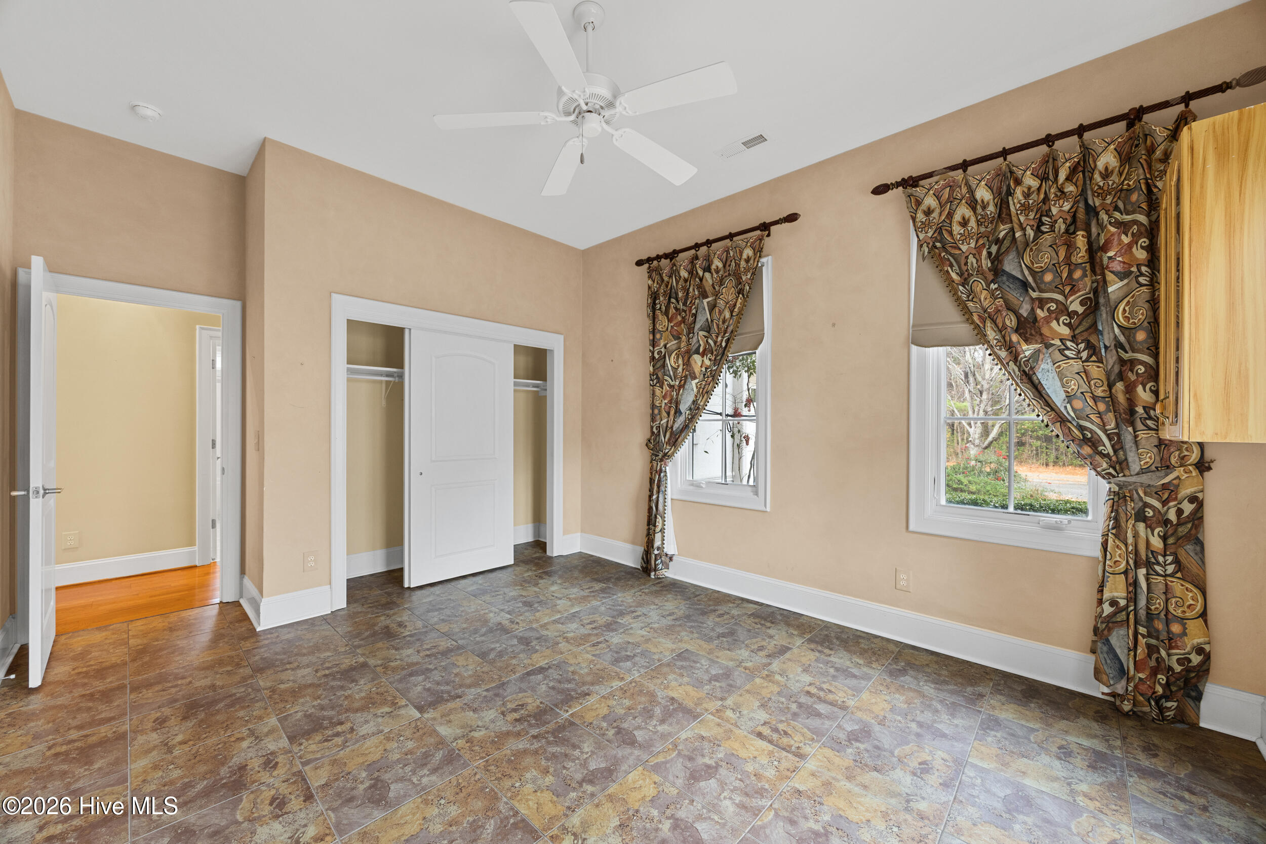 100547162 | Photo 42