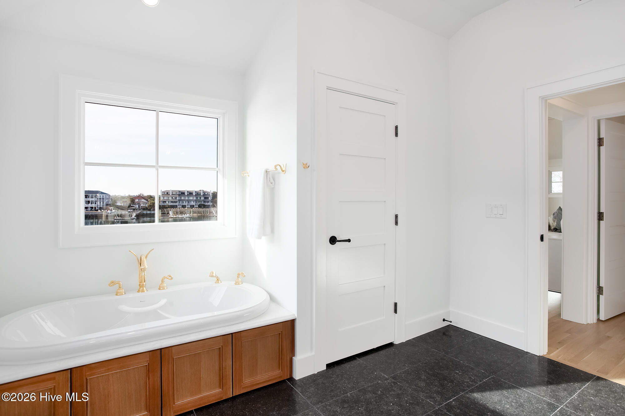 100550703 | Photo 37