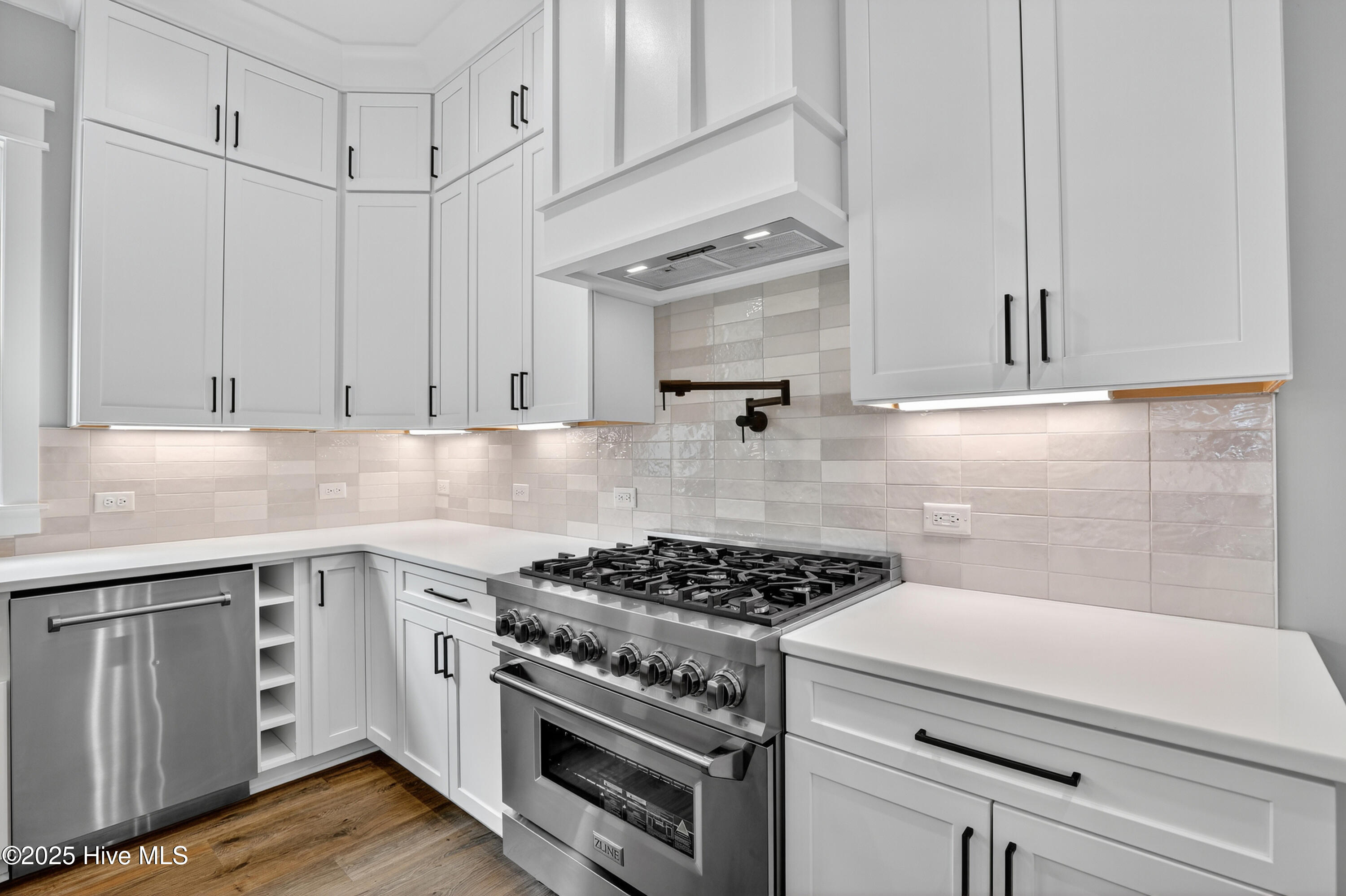 100546984 | Photo 16