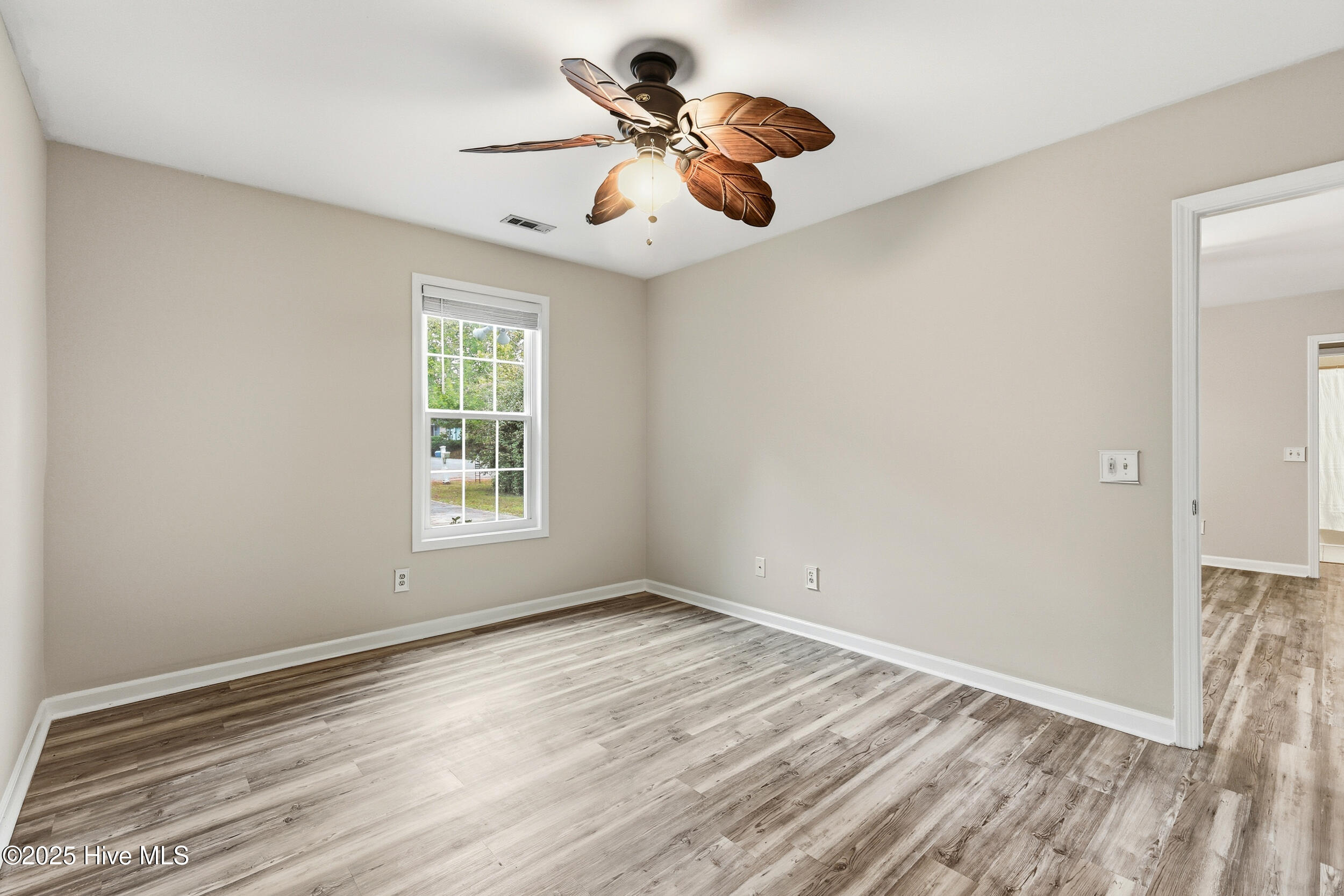 100530409 | Photo 11