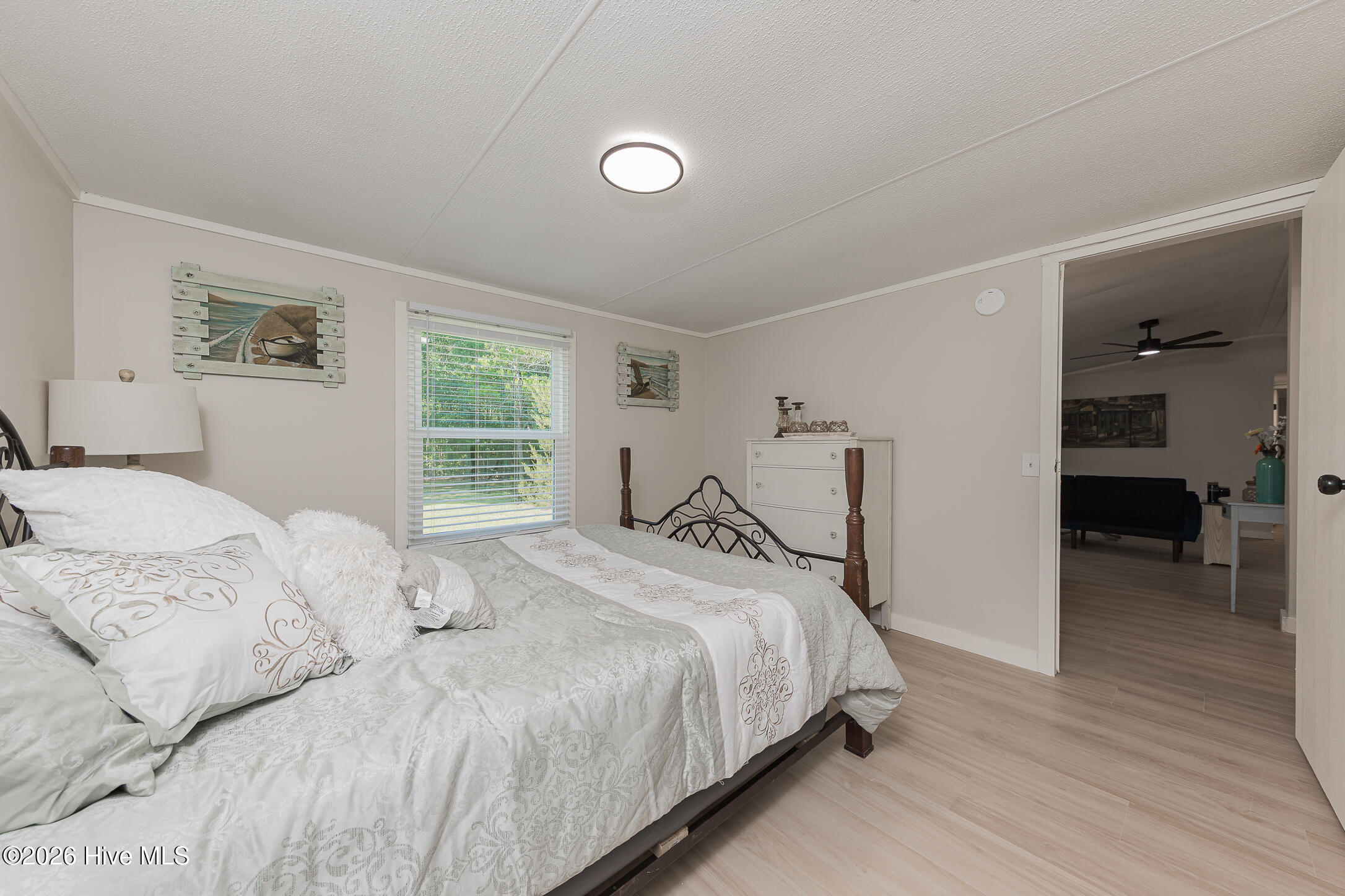 100570278 | Photo 34