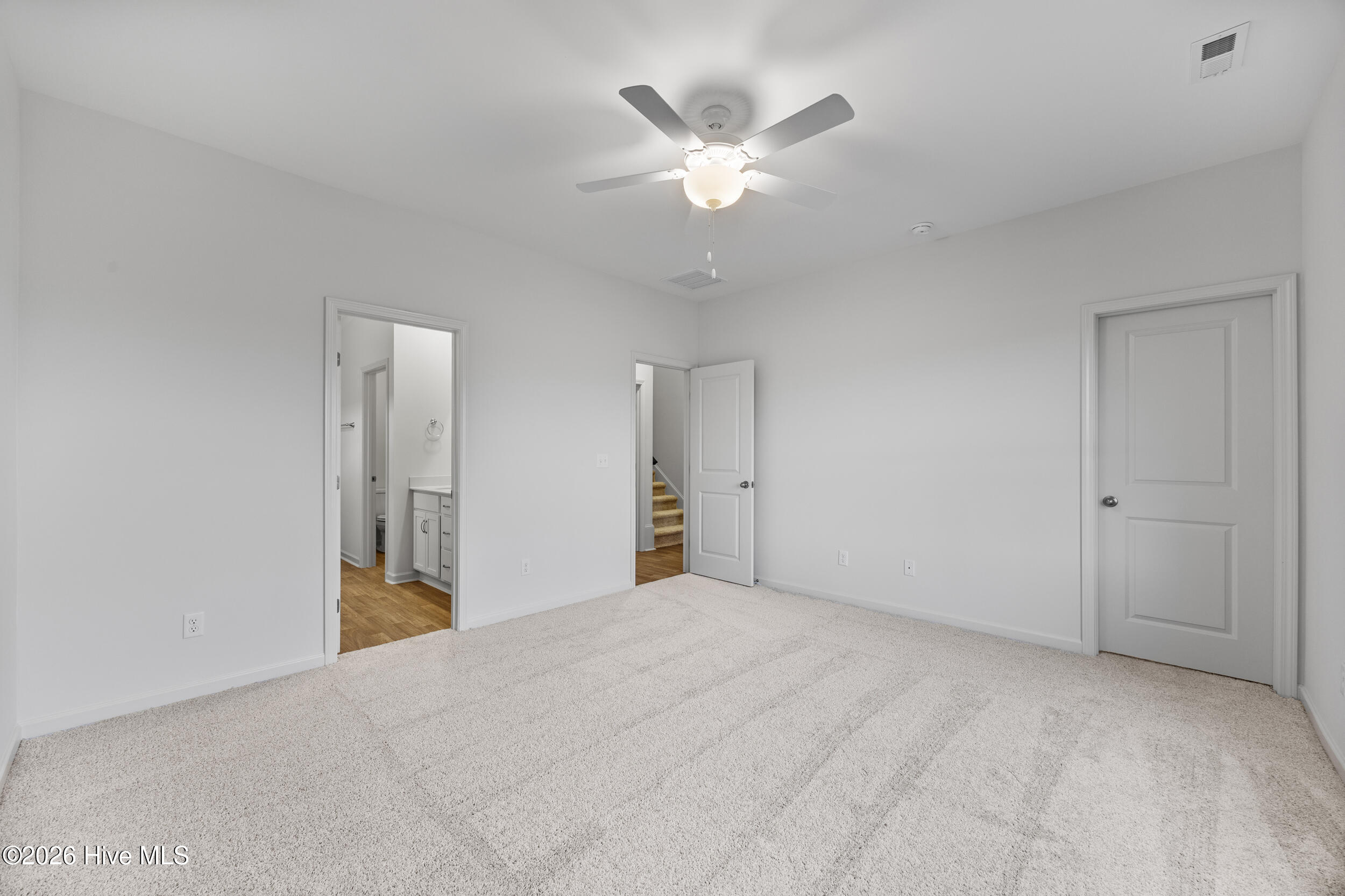 100546930 | Photo 21