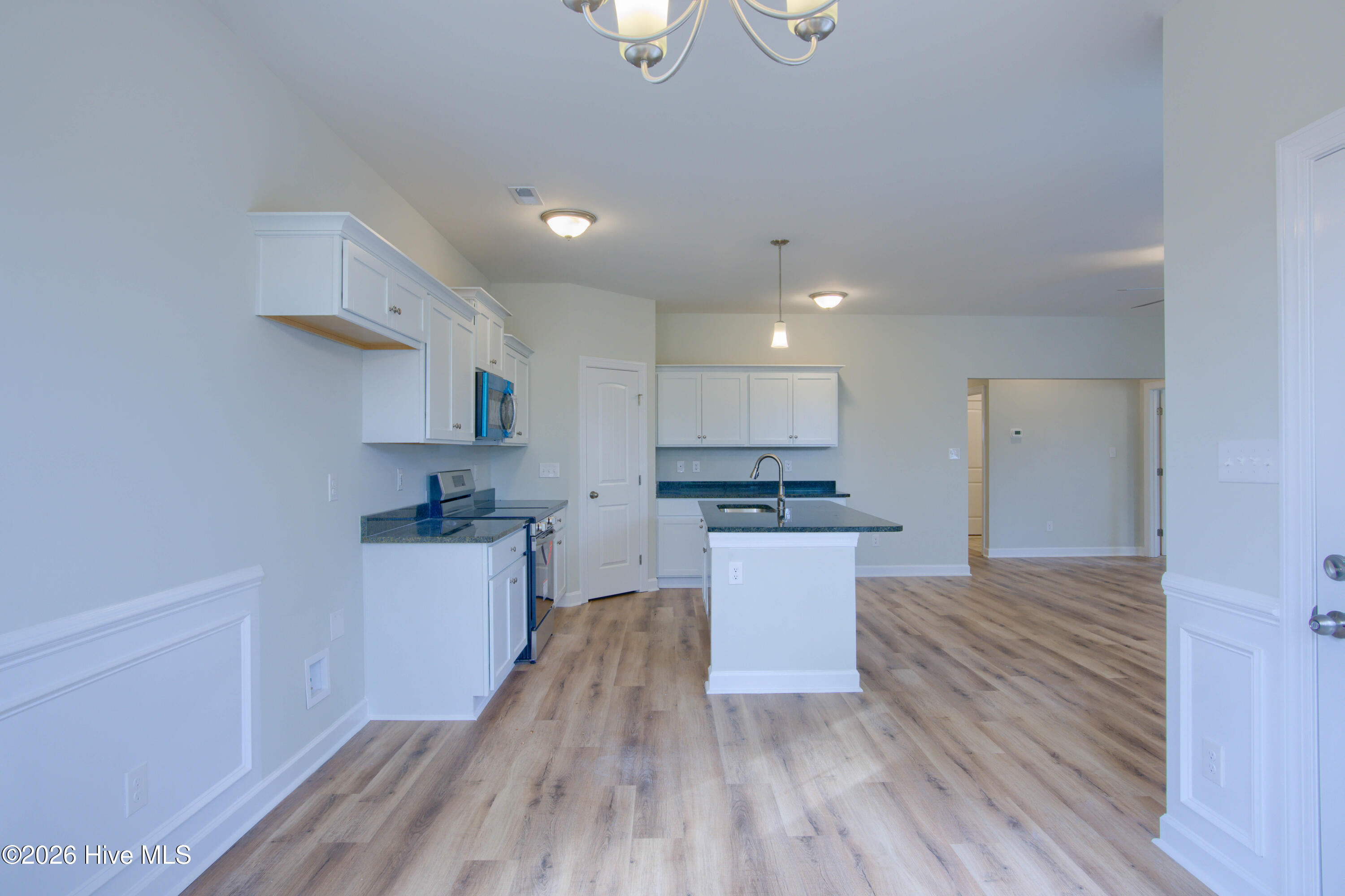 100526945 | Photo 12