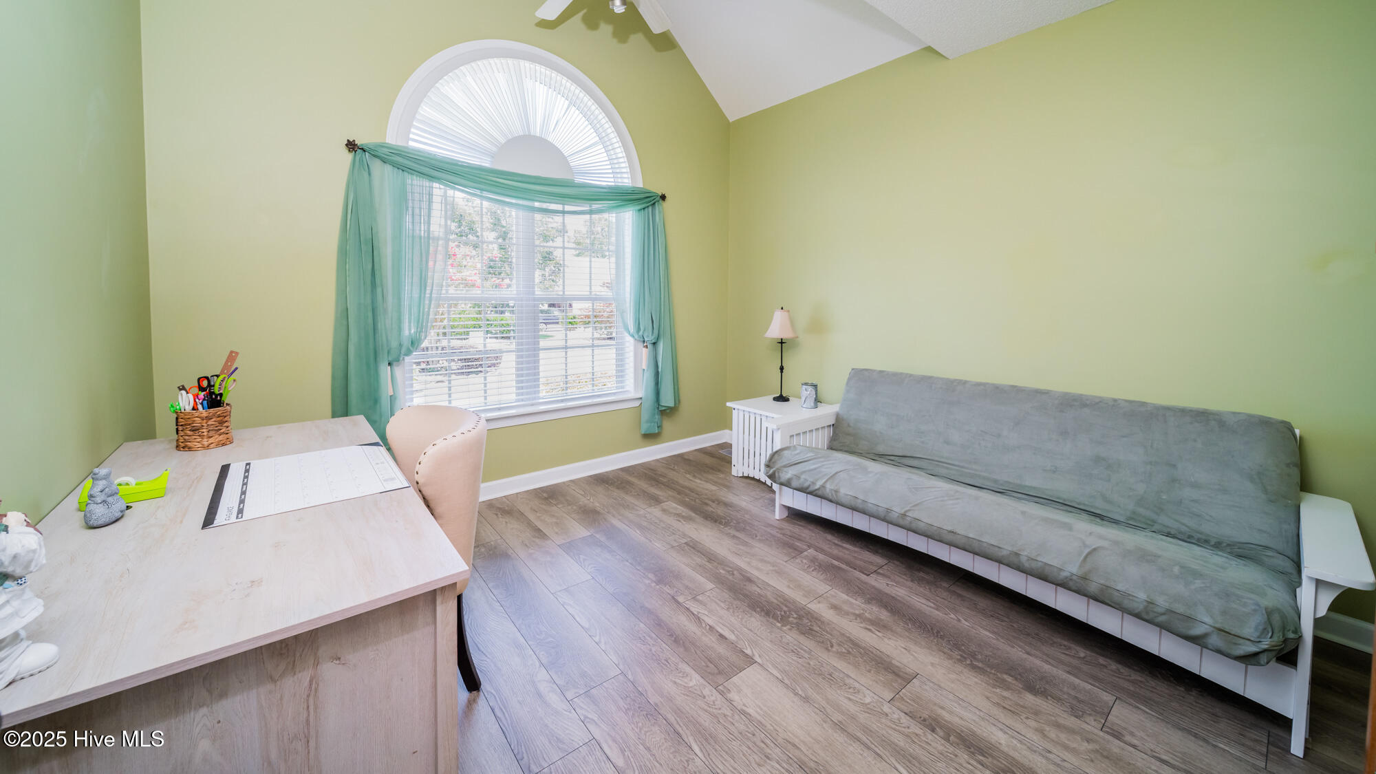 100516325 | Photo 10