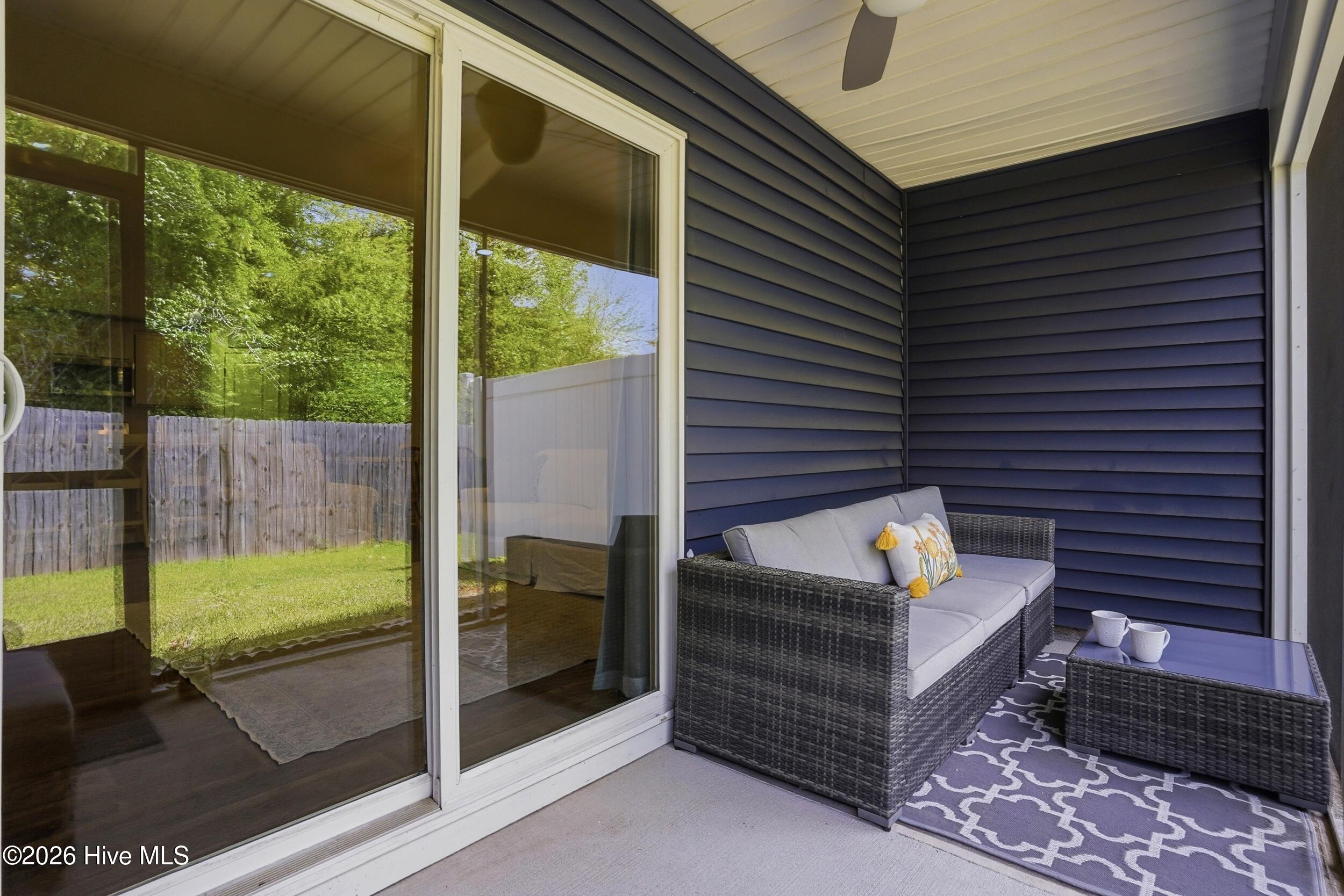 100566288 | Photo 23