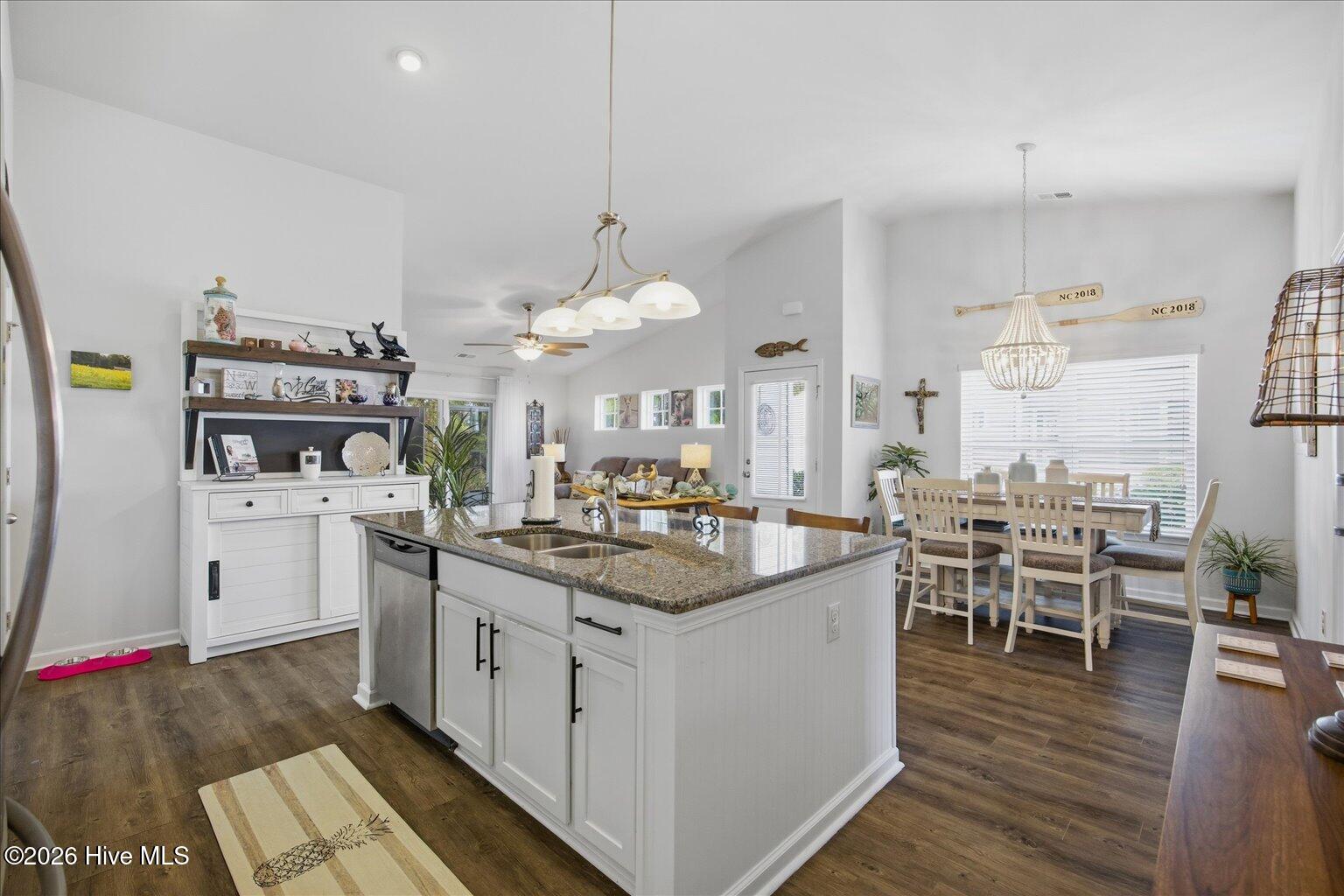 100557120 | Photo 11