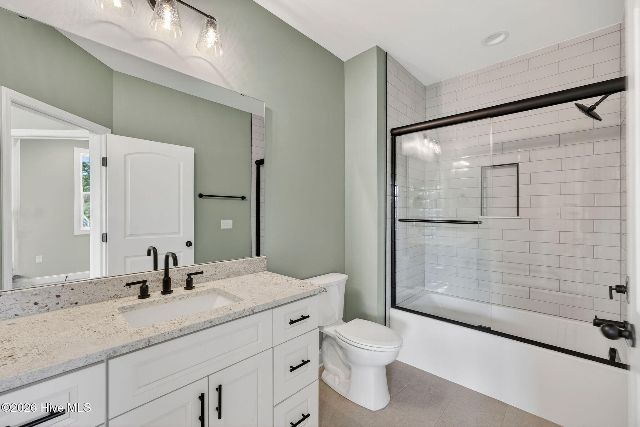 100542408 | Photo 42