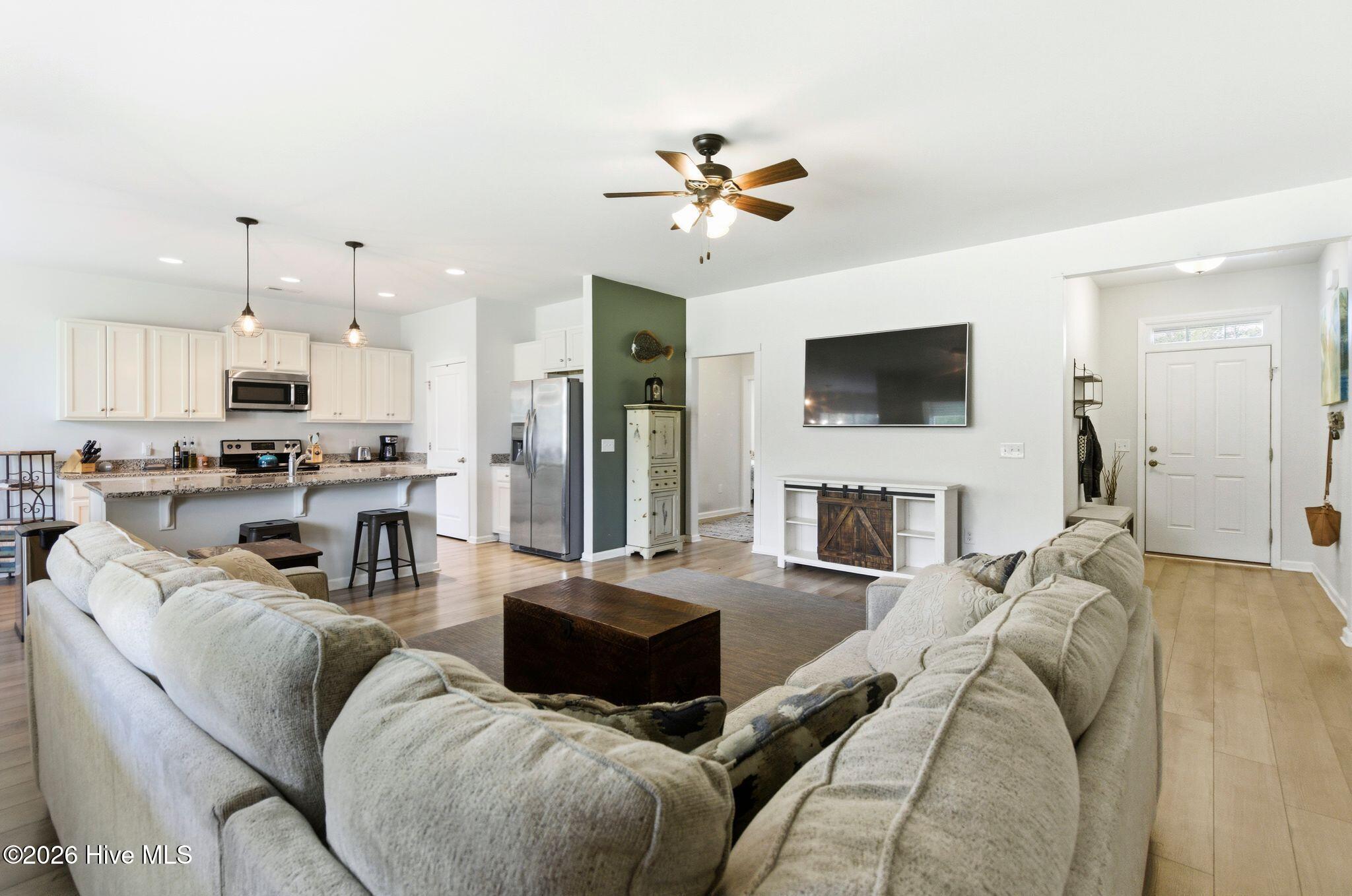 100566850 | Photo 11