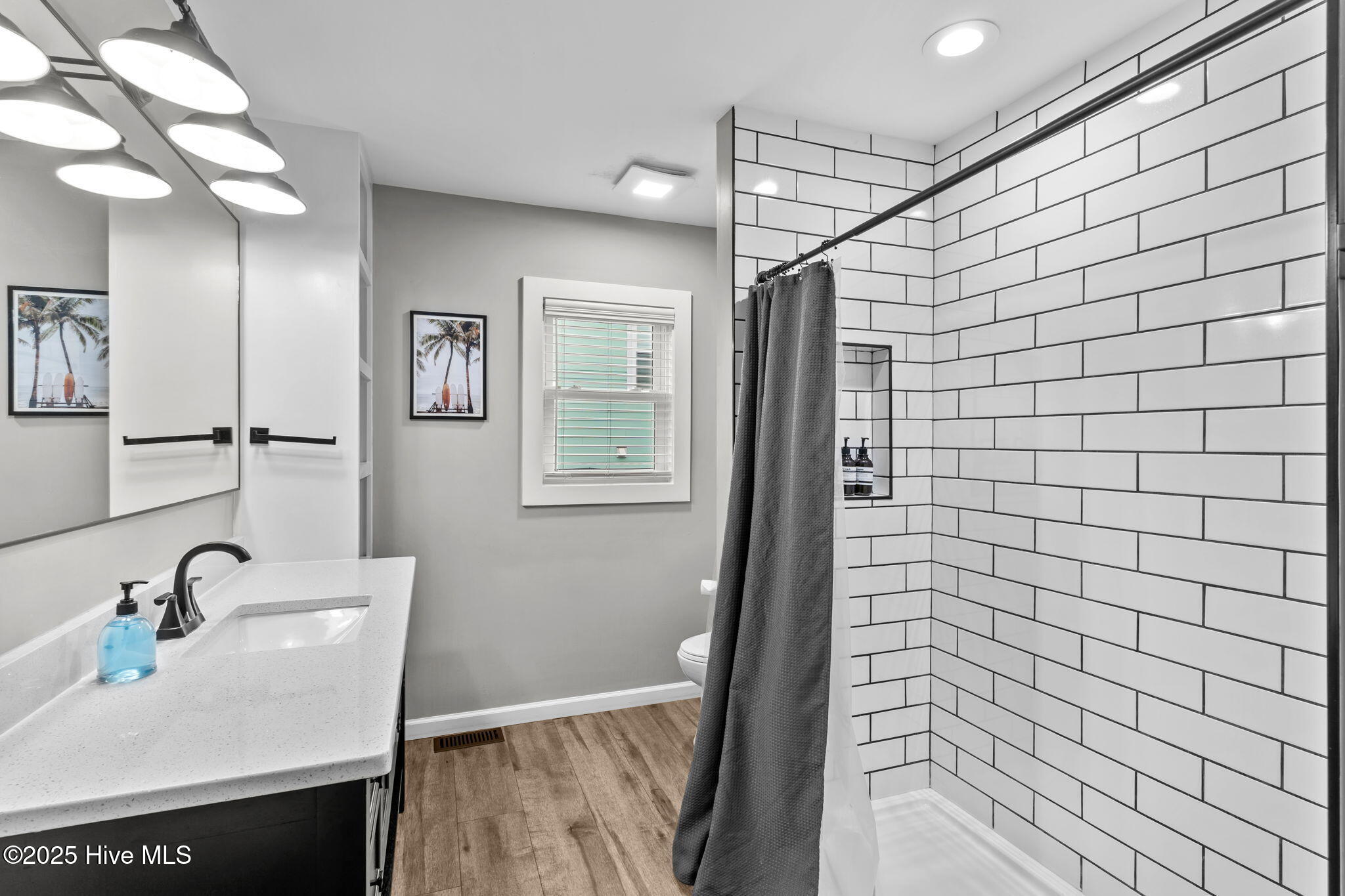 100526073 | Photo 21