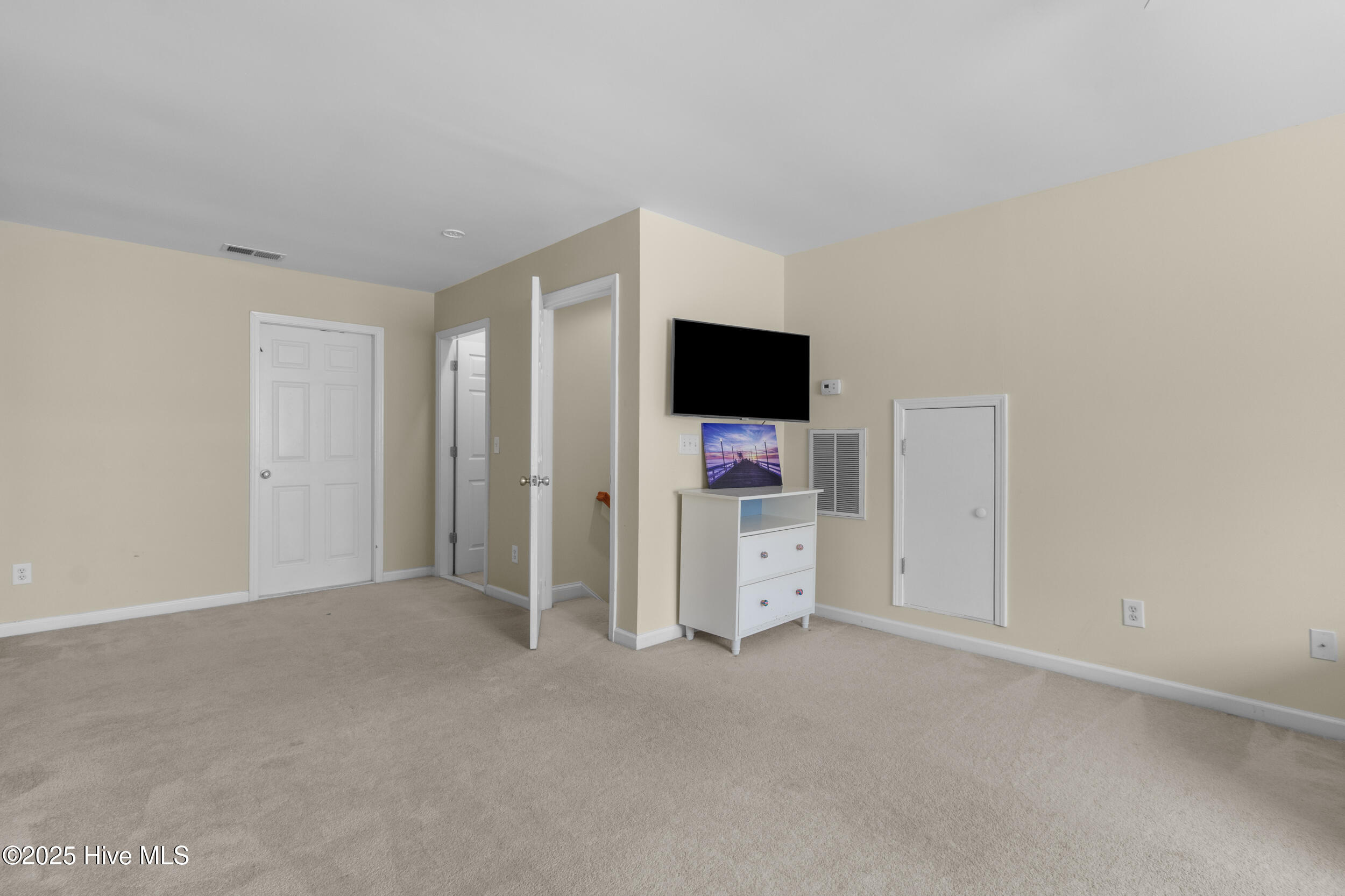 100536590 | Photo 33