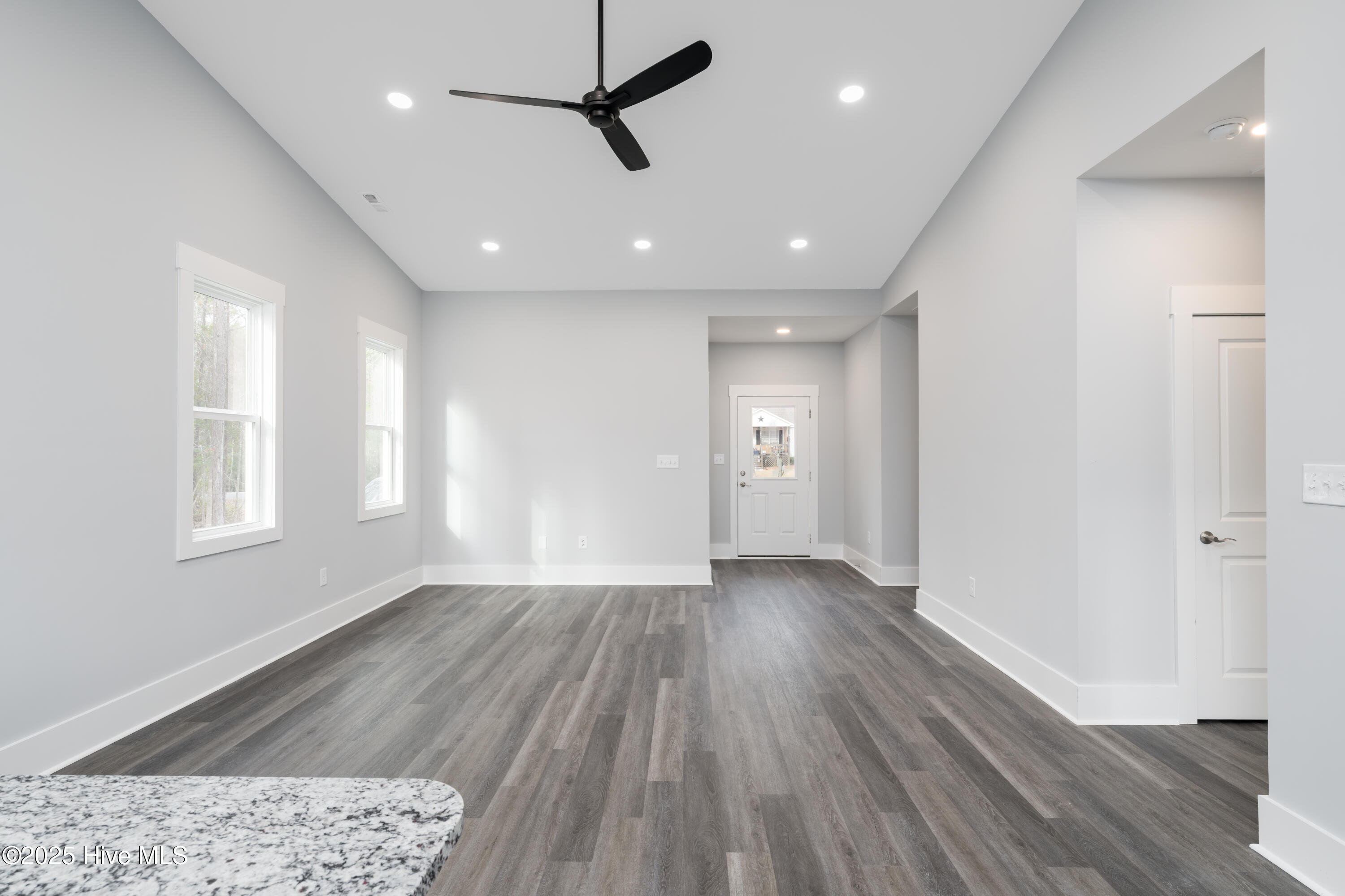 100523019 | Photo 19